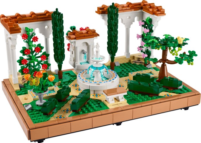 Setul LEGO 10359 Grădina cu Fântână, un decor liniștit cu arhitectură clasică și vegetație bogată.