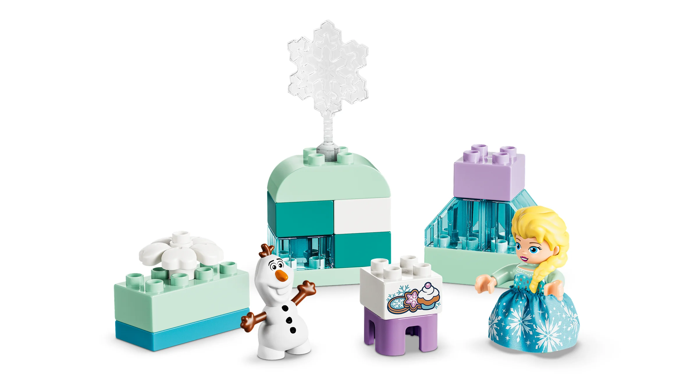 Imagine cu Elsa, Olaf și diverse construcții LEGO DUPLO din setul Frozen.