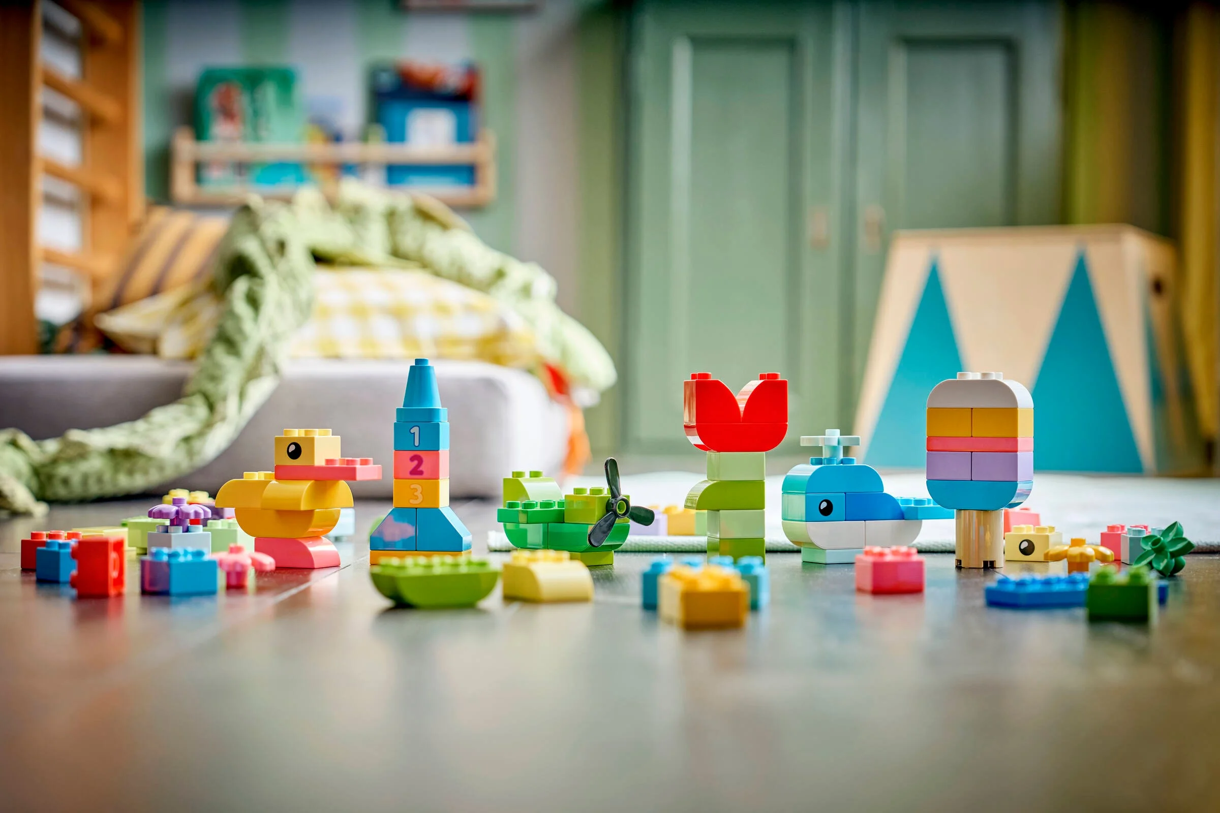 Prezentare a setului DUPLO 10479, cu diverse modele colorate construite din cărămizi mari.