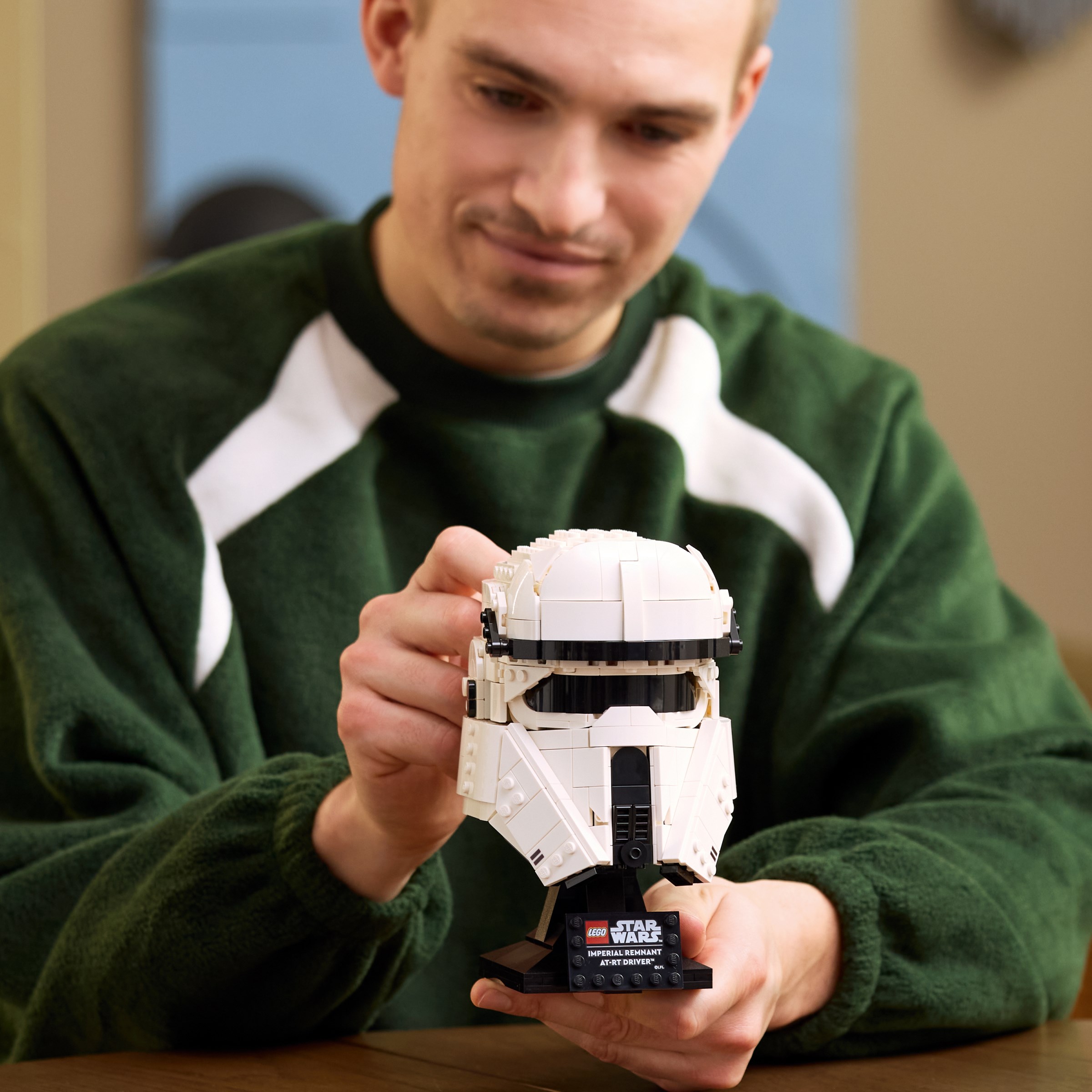 LEGO lansează noi piese de colecție Star Wars: Darth Vader la scară mare și casca AT-RT Driver
