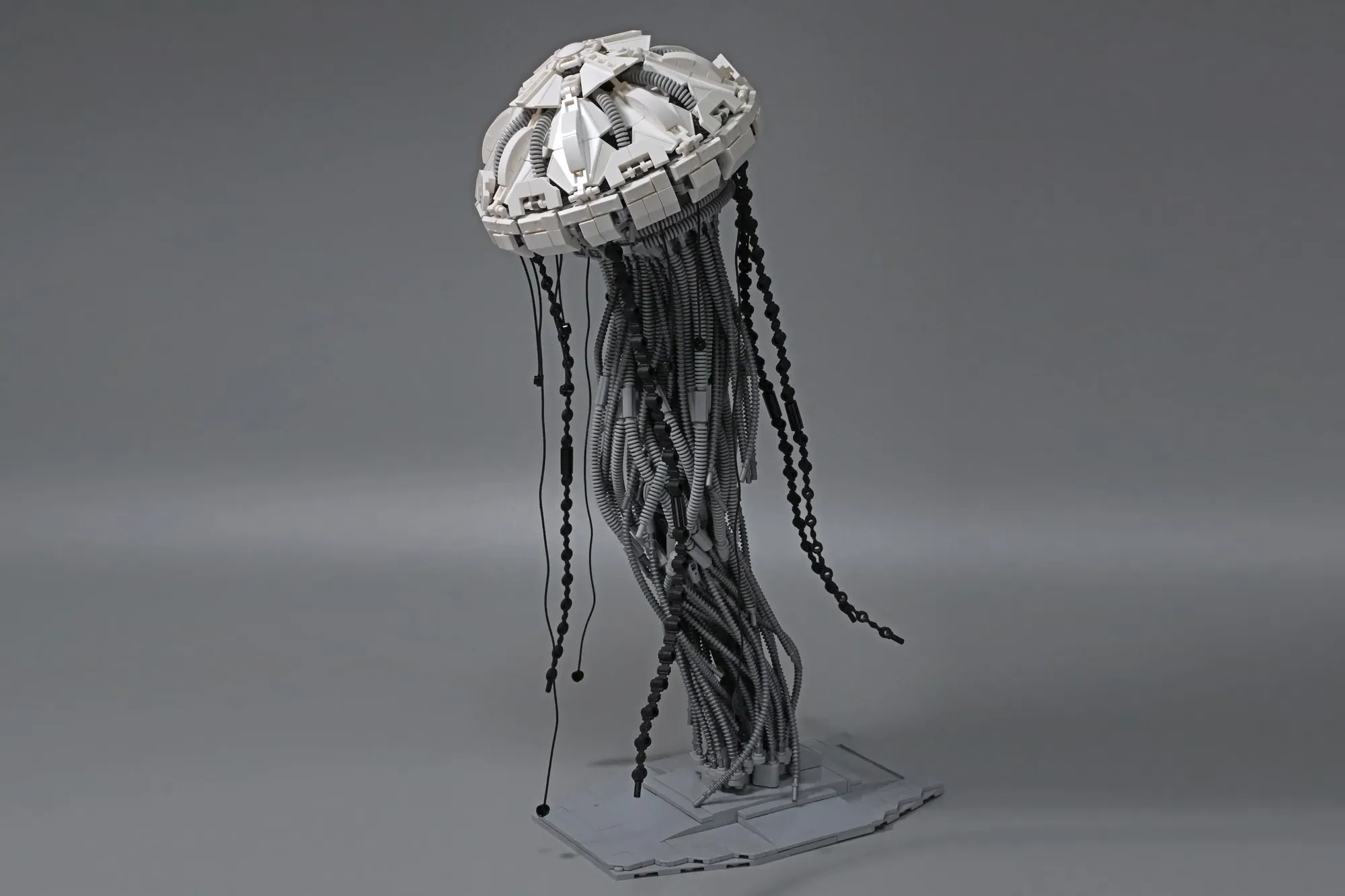 LEGO Ideas 2026: Proiectele Jellyfish Mech și Little House on the Prairie au atins 10.000 de susținători