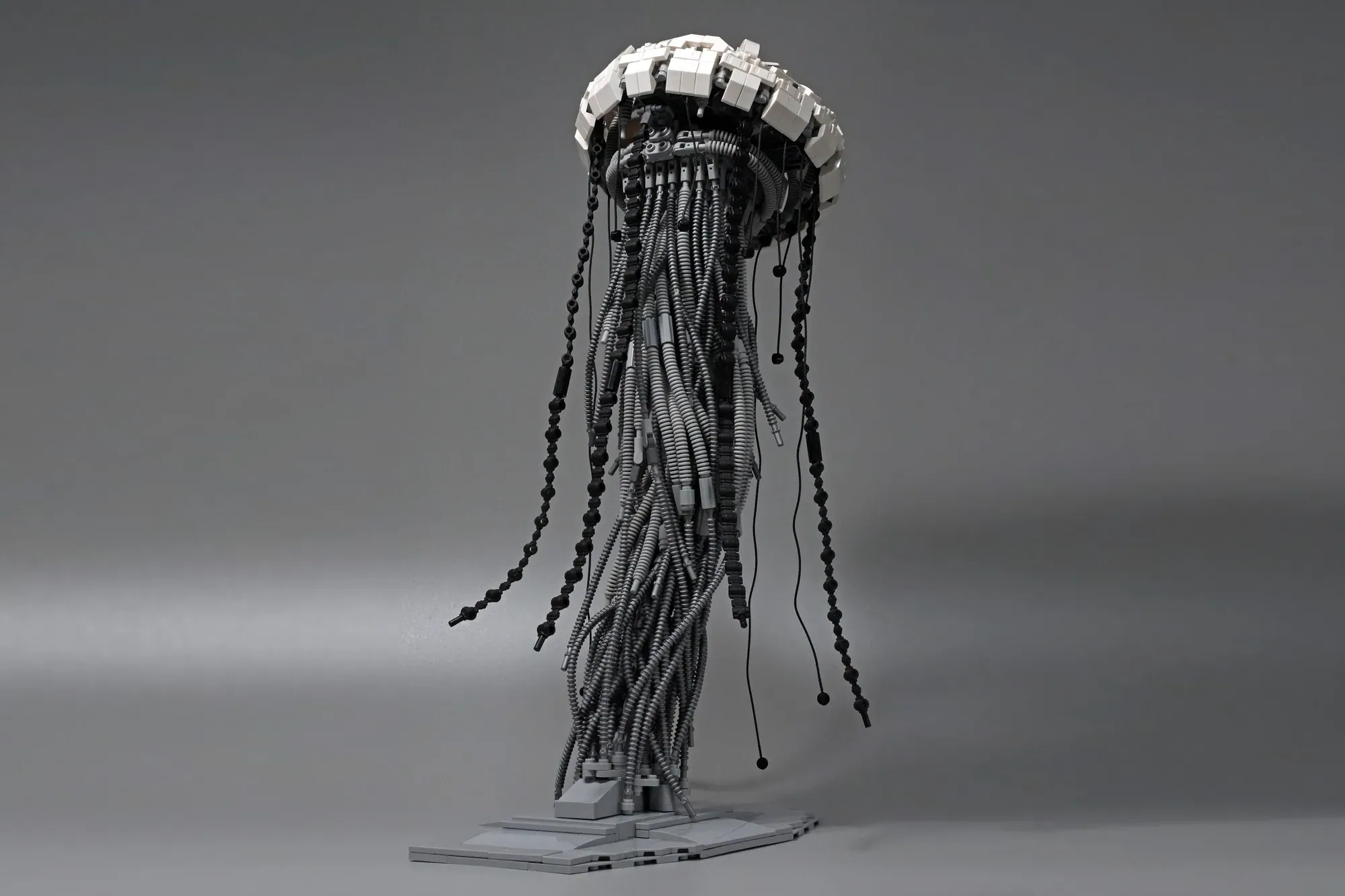 LEGO Ideas 2026: Proiectele Jellyfish Mech și Little House on the Prairie au atins 10.000 de susținători