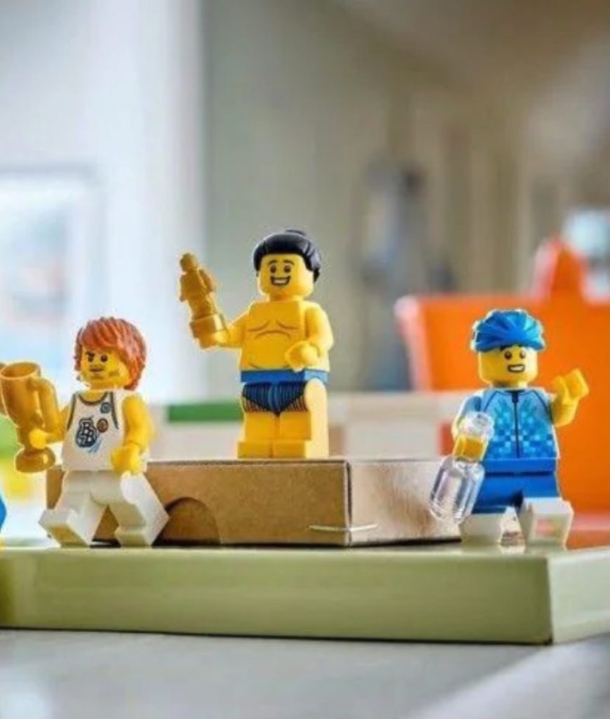 LEGO lansează o nouă selecție de personaje Build a Minifigure dedicate sportului pentru vara anului 2026