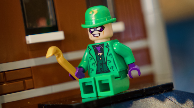 O variantă exclusivă a minifigurinei The Riddler în costum Arkham sosește în revista LEGO Batman