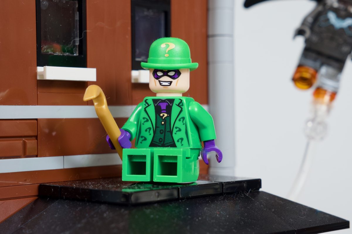 O variantă exclusivă a minifigurinei The Riddler în costum Arkham sosește în revista LEGO Batman
