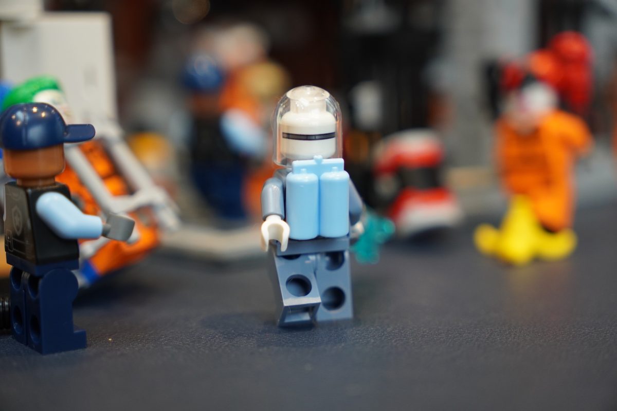O variantă exclusivă a minifigurinei The Riddler în costum Arkham sosește în revista LEGO Batman
