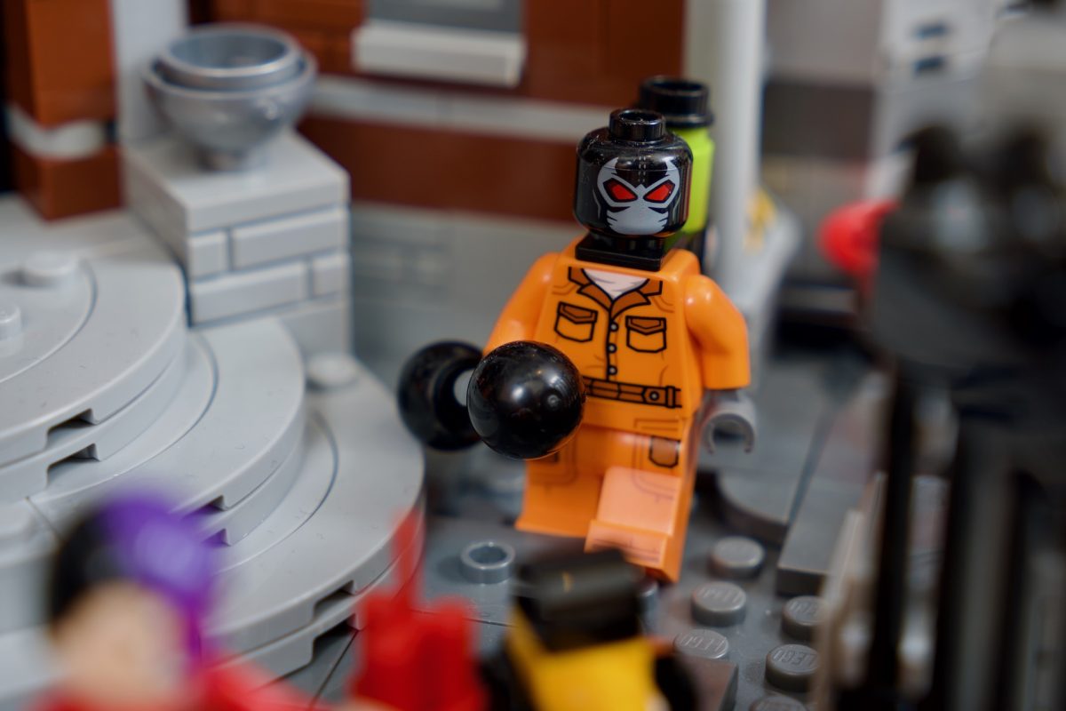 O variantă exclusivă a minifigurinei The Riddler în costum Arkham sosește în revista LEGO Batman