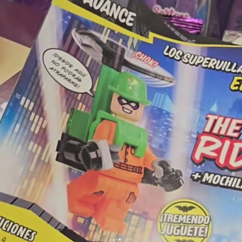 O variantă exclusivă a minifigurinei The Riddler în costum Arkham sosește în revista LEGO Batman