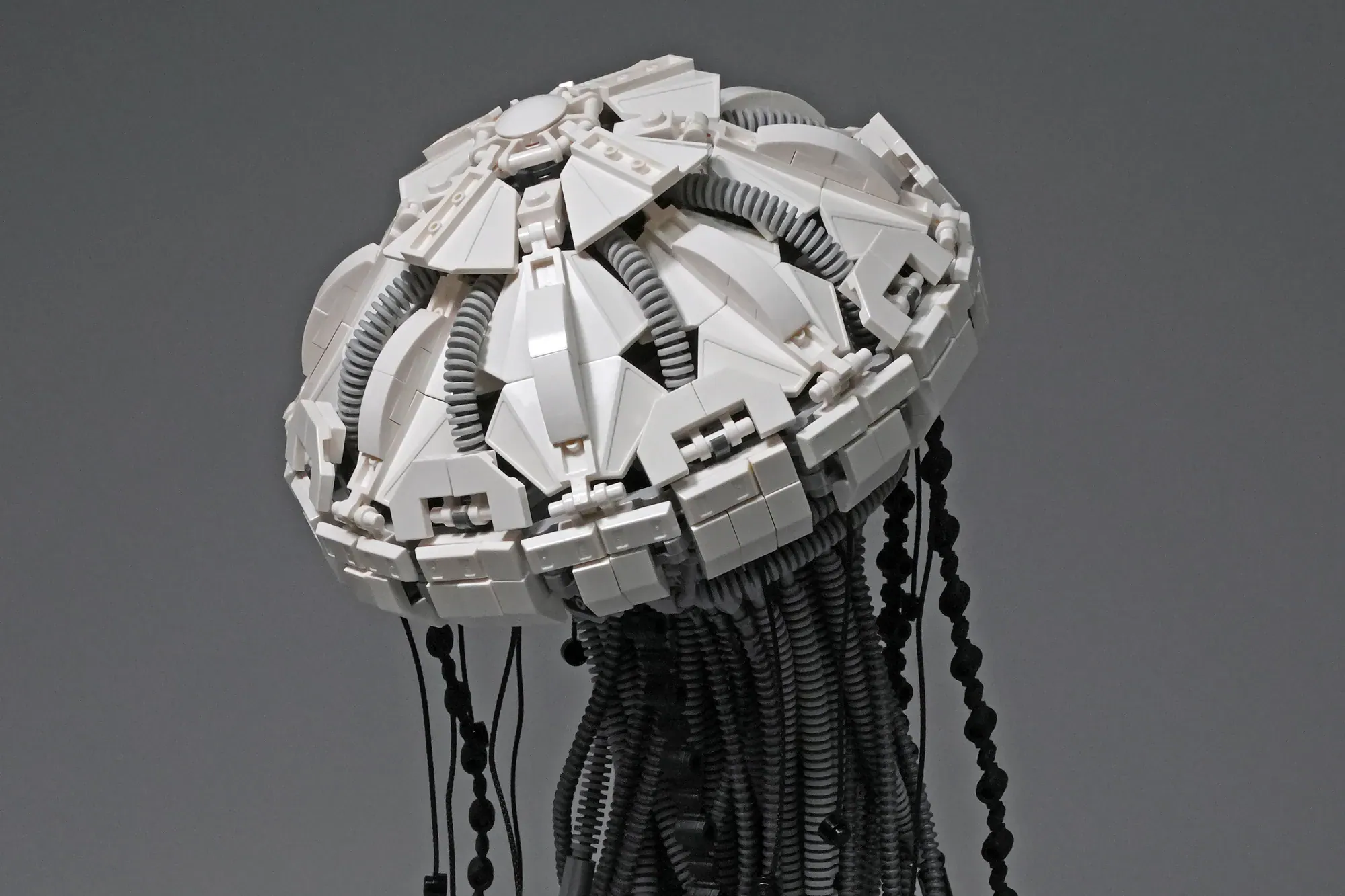 LEGO Ideas 2026: Proiectele Jellyfish Mech și Little House on the Prairie au atins 10.000 de susținători
