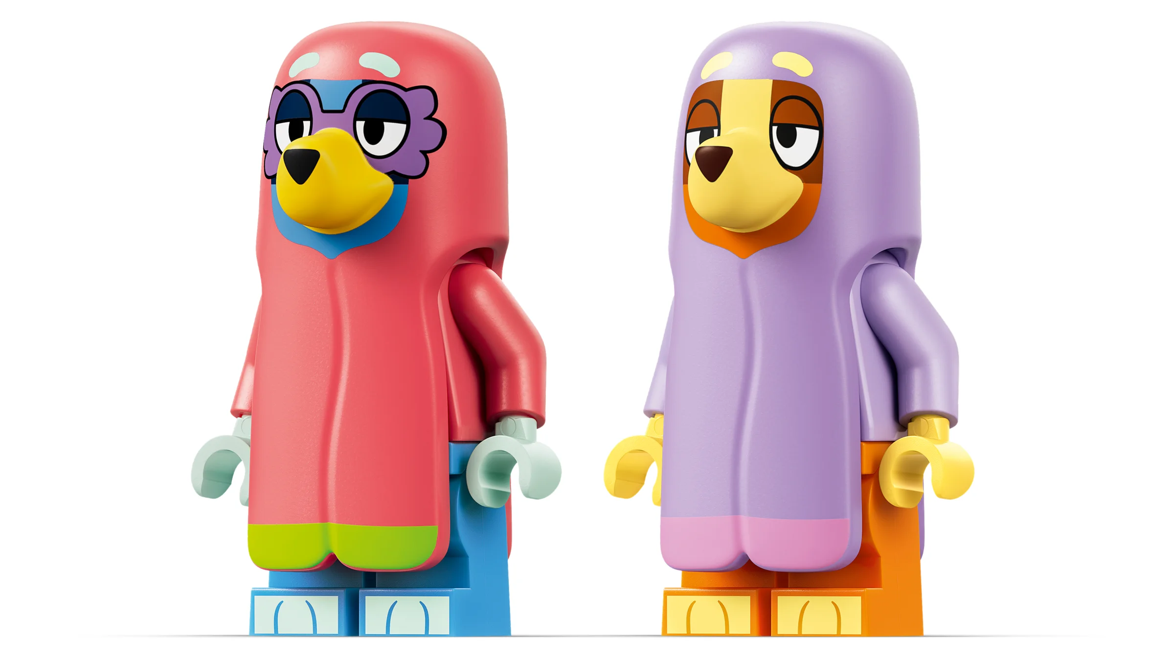 Prim plan cu figurinele Bluey și Bingo în costume de bunicuțe. Detalii fine și culori vii.