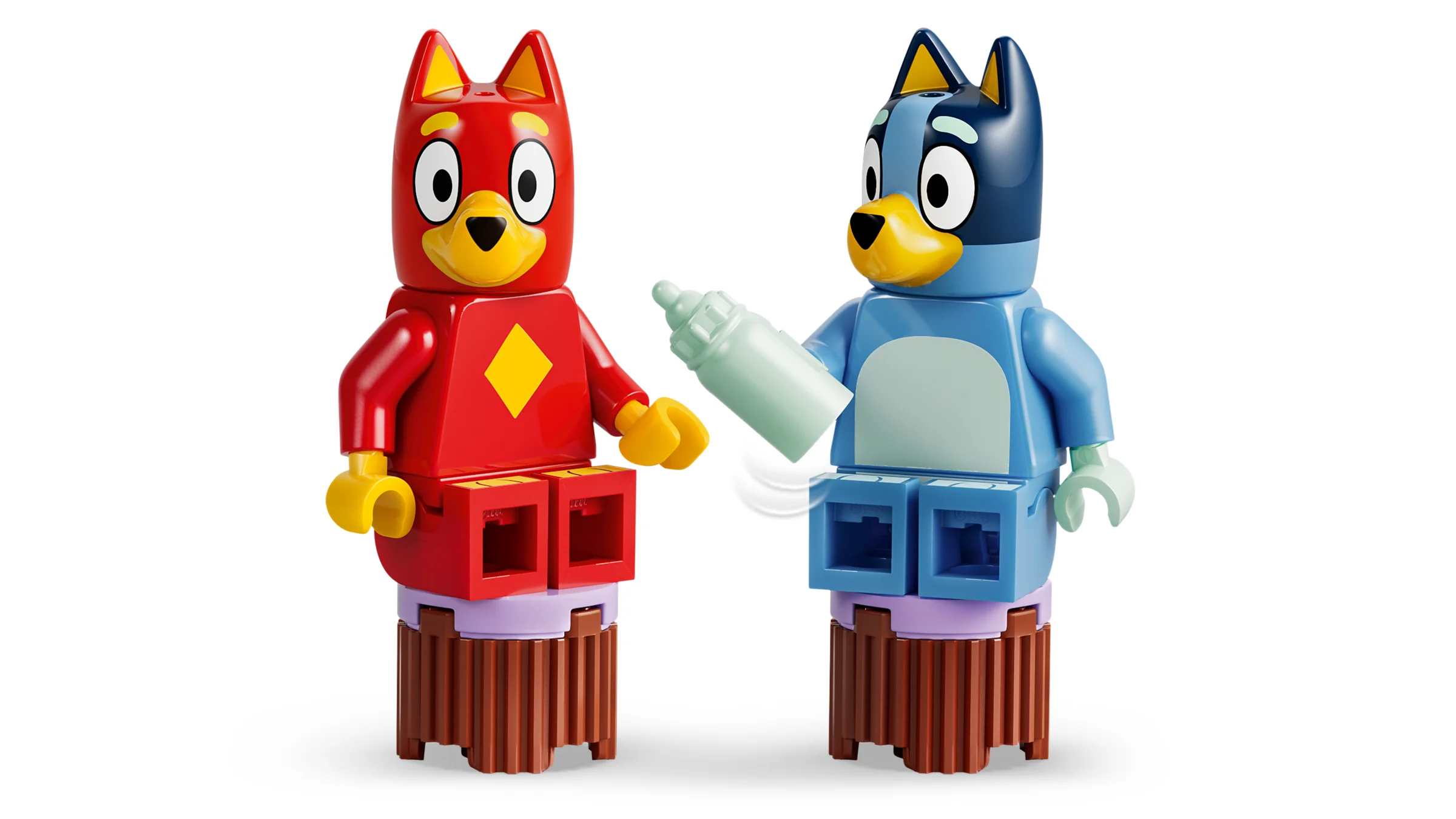 Rusty și Bluey construiți din LEGO, pe un fundal alb. Bluey ține un biberon.