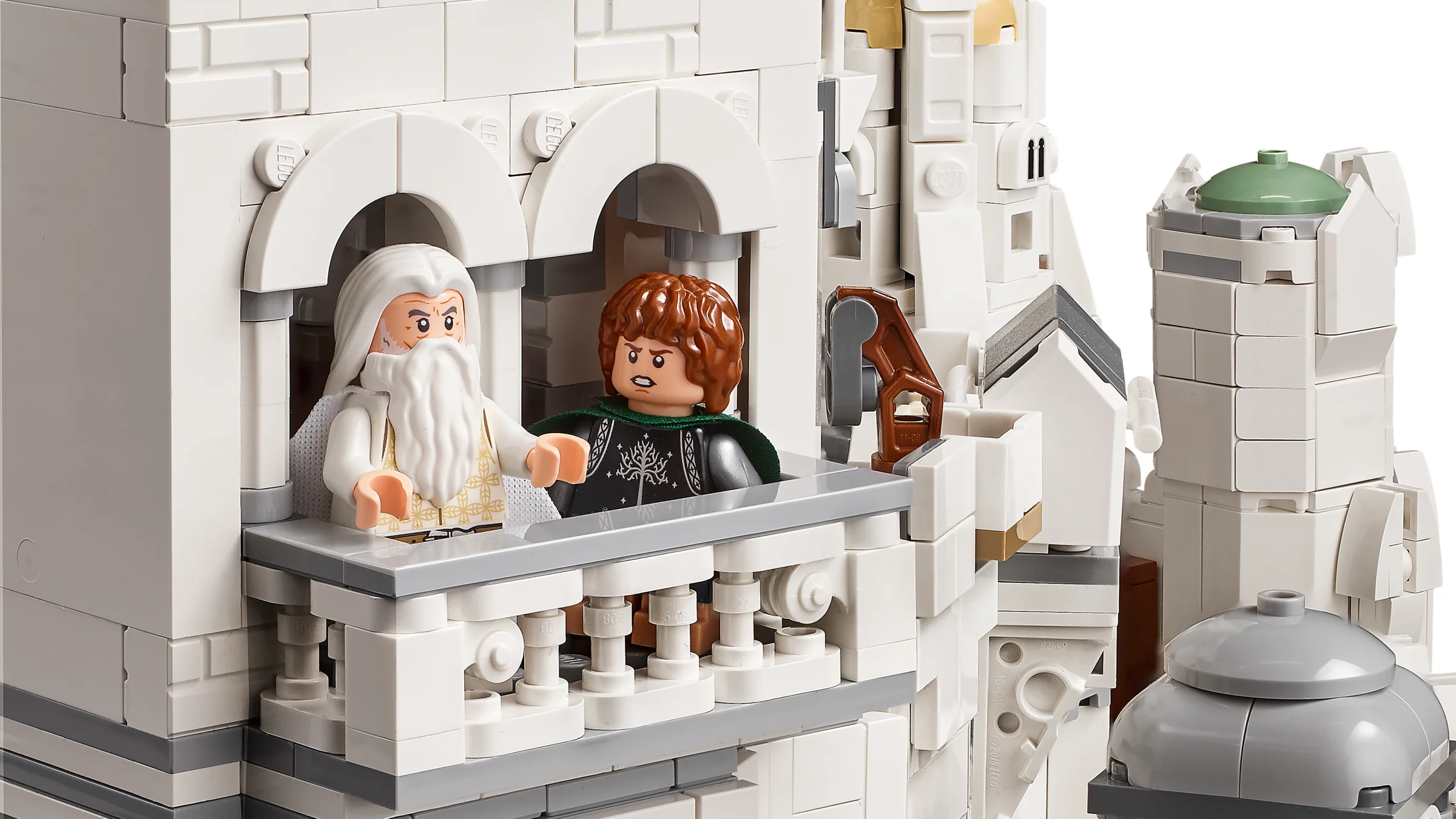 Gandalf și Samwise privind de pe balconul cetății Minas Tirith.
