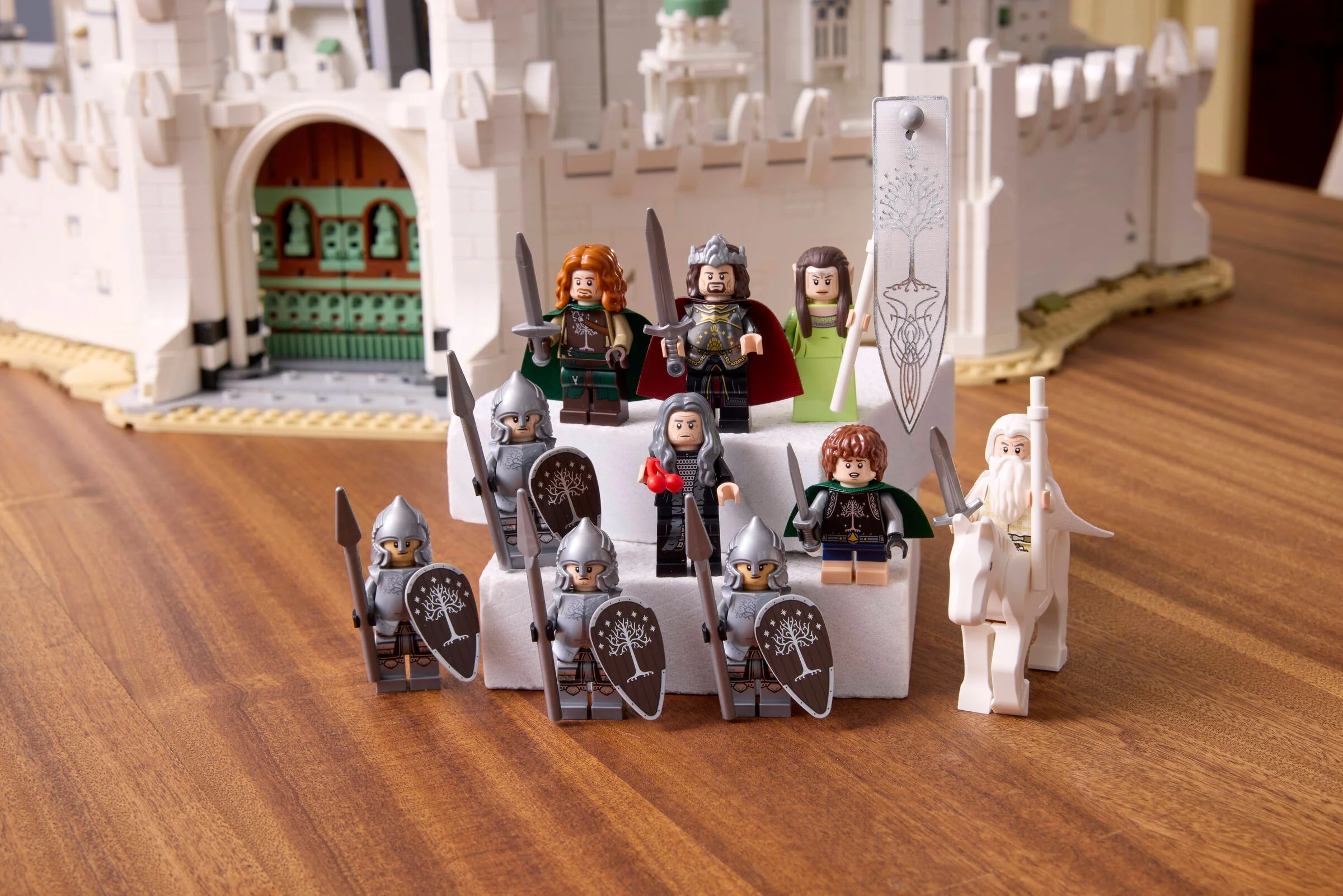 Minifigurinele LEGO Lord of the Rings și modelul Minas Tirith.