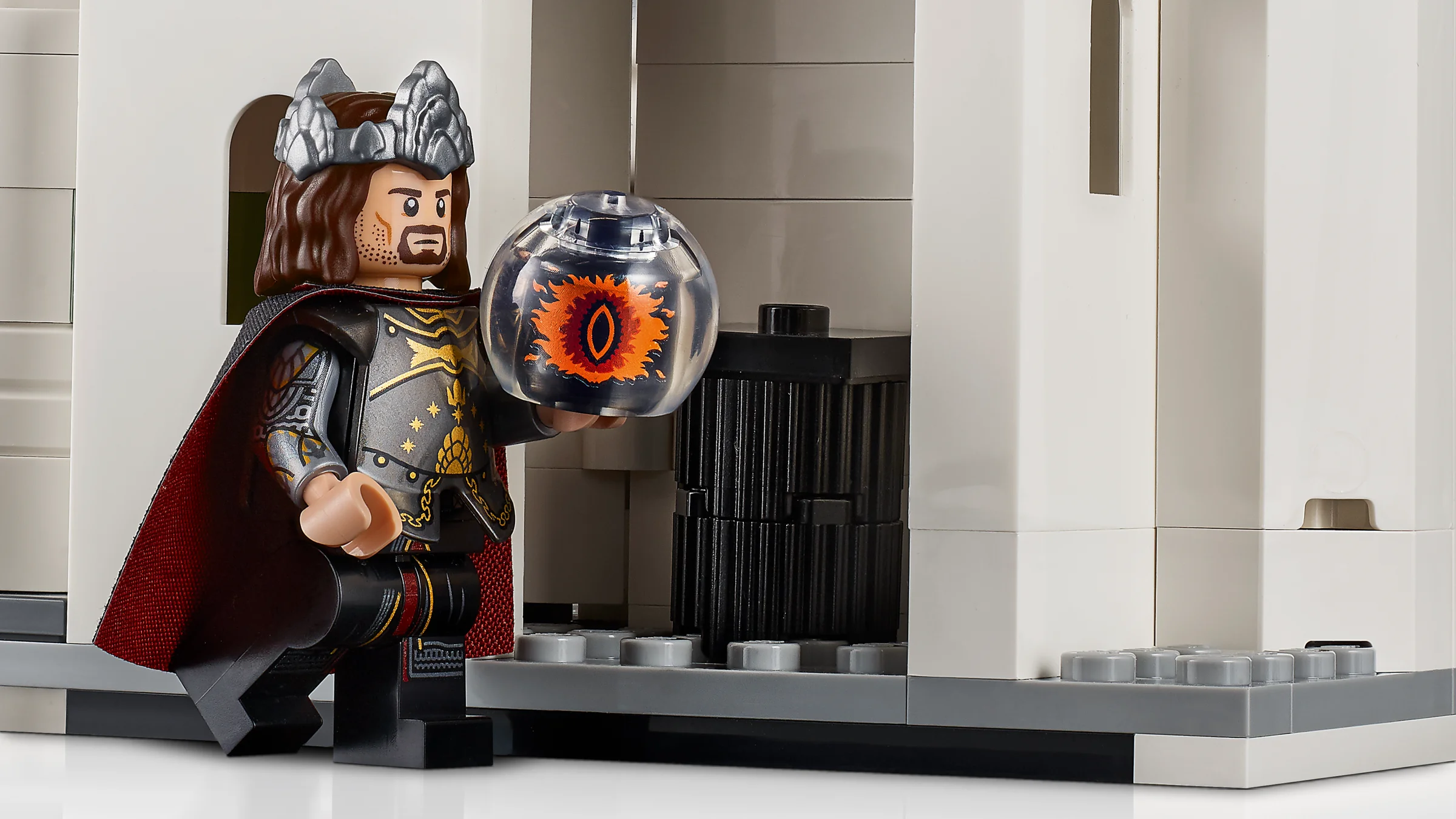 Prezentare detaliată a minifigurinei Denethor, cu Palantirul, în interiorul construcției Minas Tirith.
