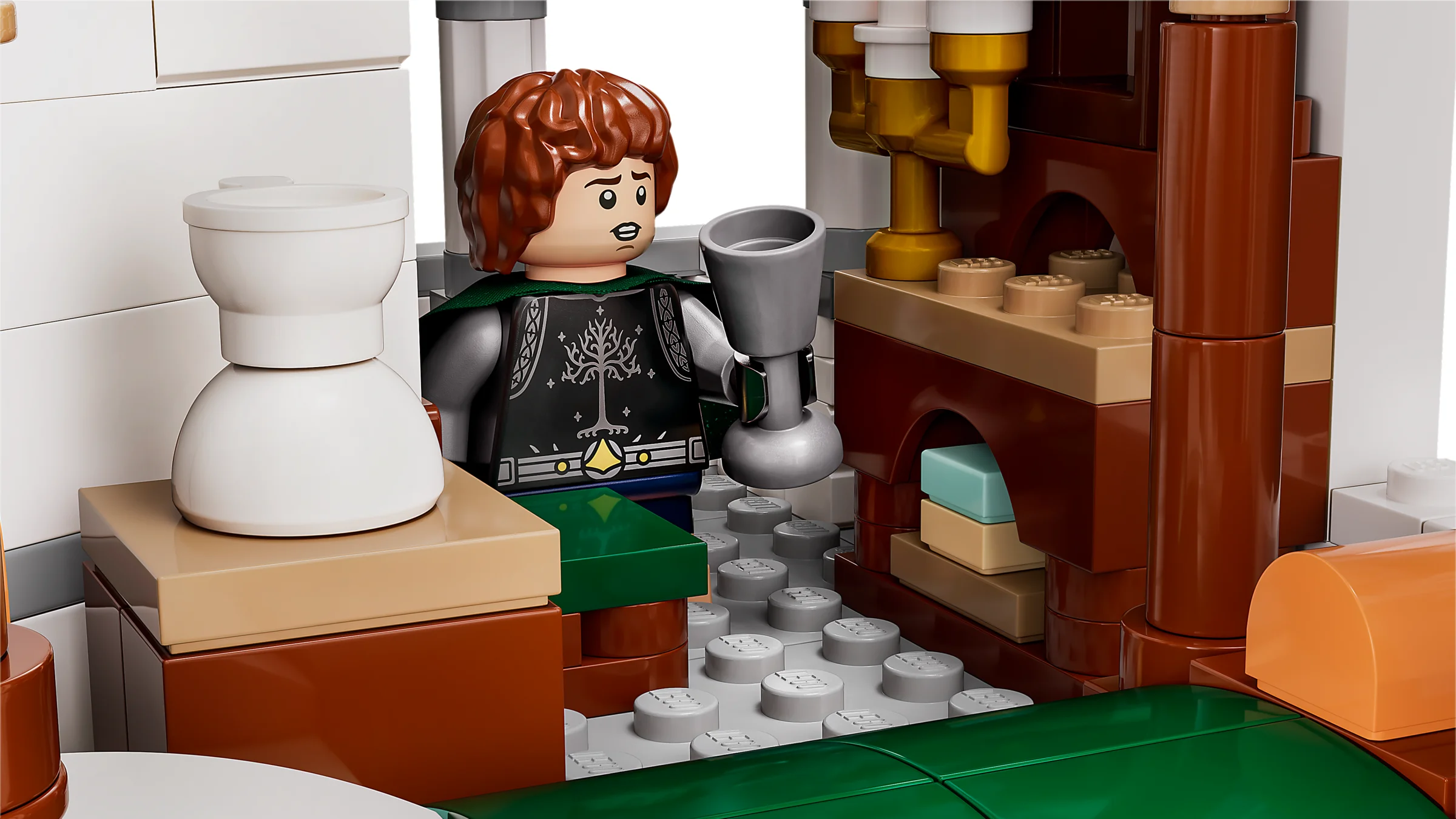 Prim-plan cu un minifigură Frodo Baggins în Minas Tirith. Detalii ale construcției.