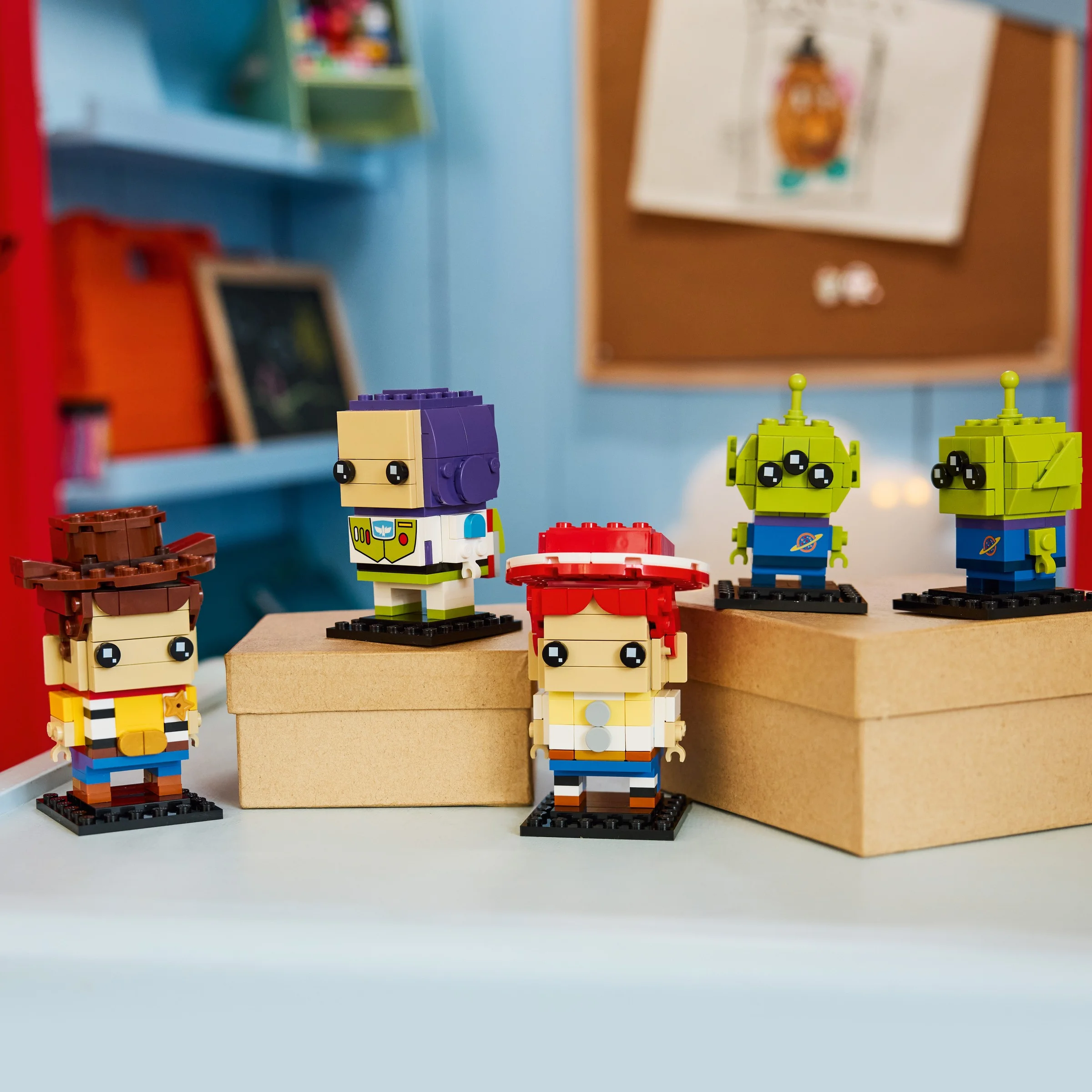 Imagine cu minifigurinele BrickHeadz Toy Story: Woody, Buzz, Jessie și doi Extratereștri.