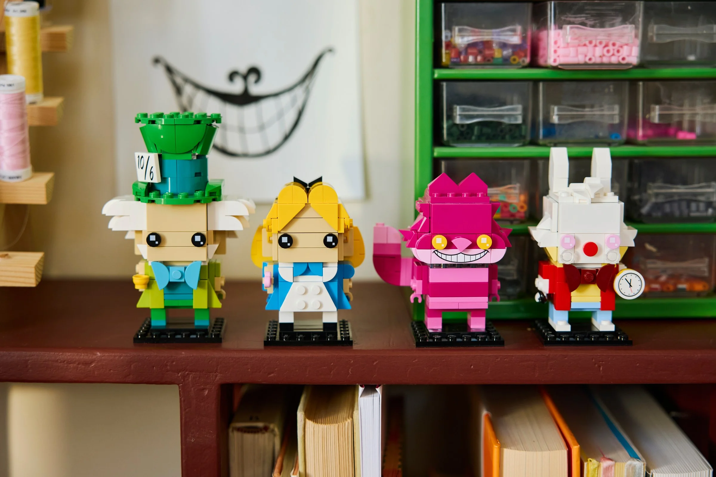 Imagine cu figurinele BrickHeadz Alice în Țara Minunilor, așezate pe un raft. Detaliu al personajelor.
