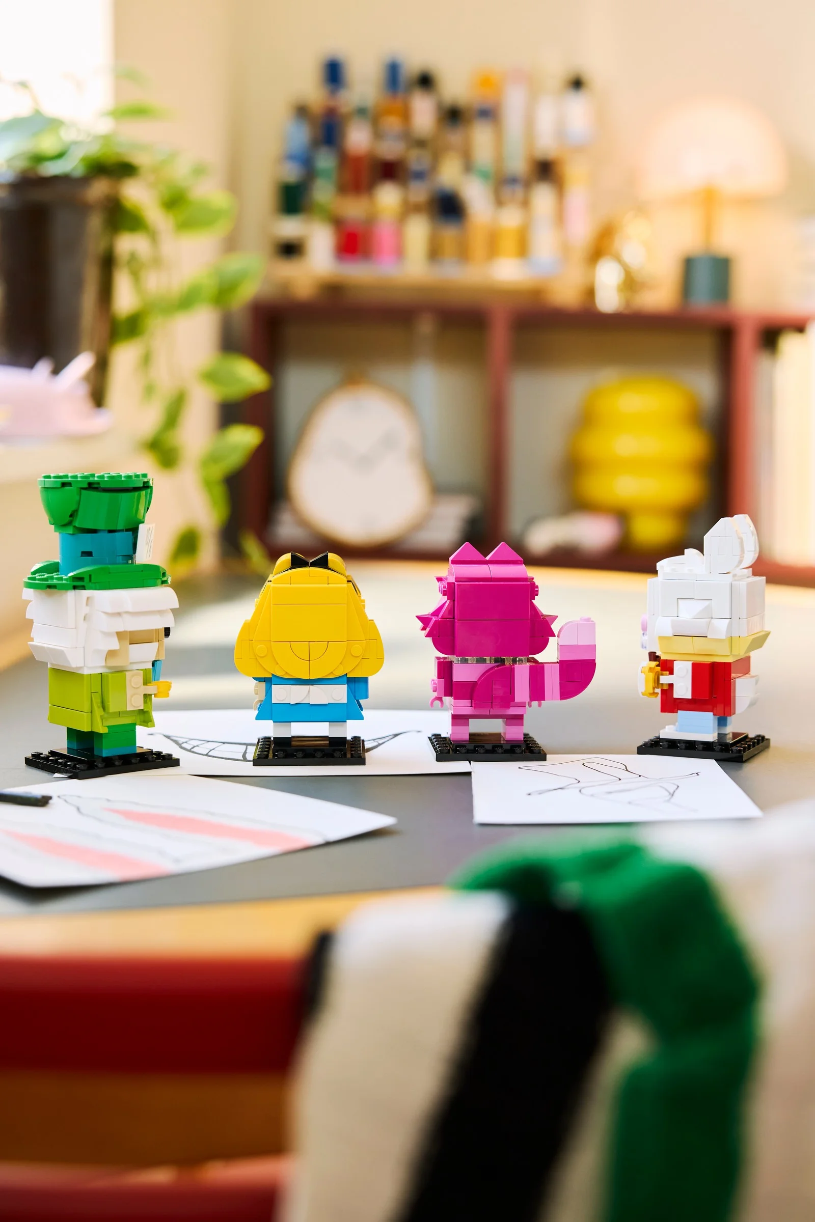 Imagine din spate a celor patru figurine BrickHeadz Alice în Țara Minunilor, cu detalii ale părului și hainelor.