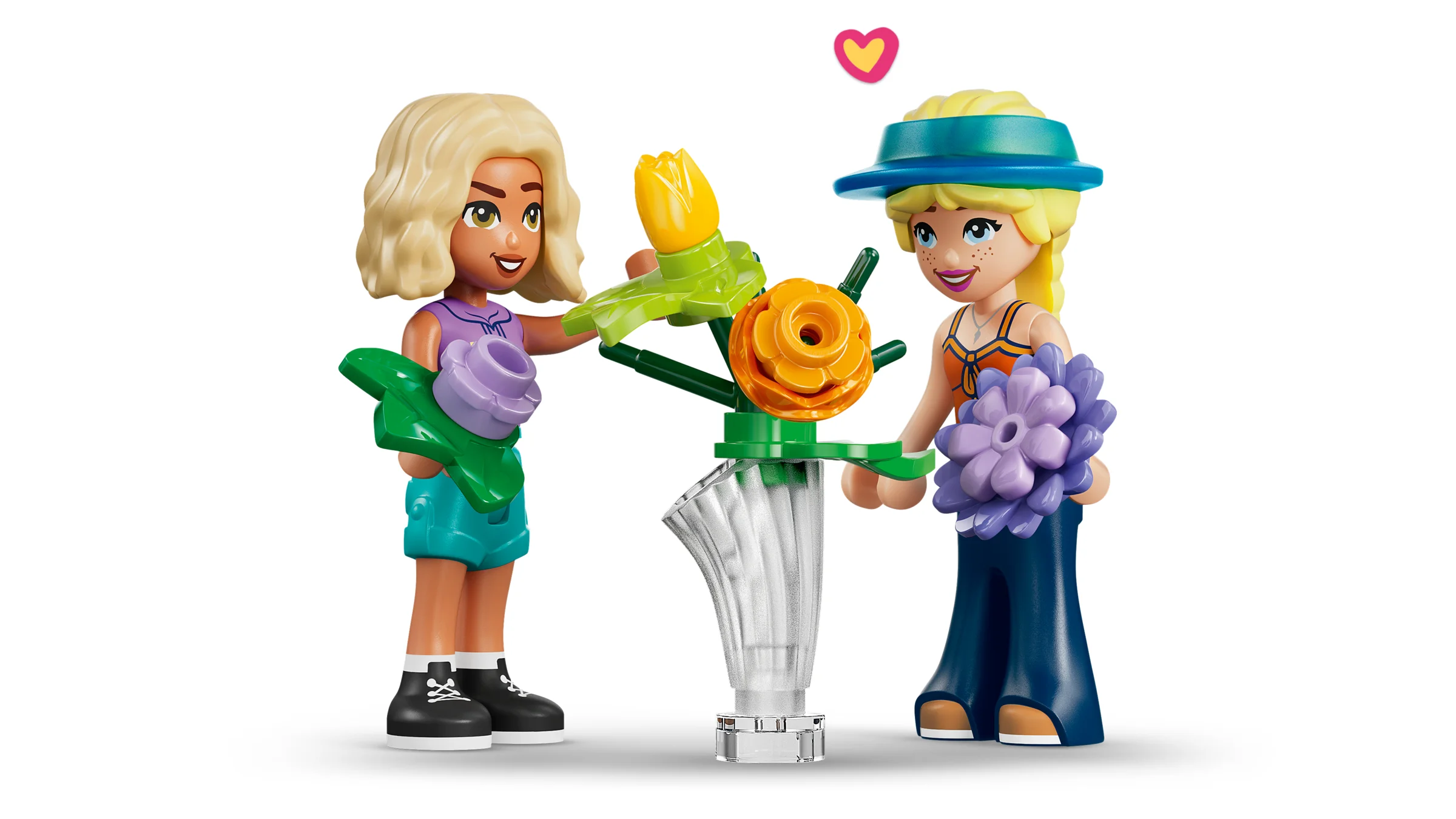 Două figurine LEGO Friends creează aranjamente florale într-o vază. Scene prietenoase.