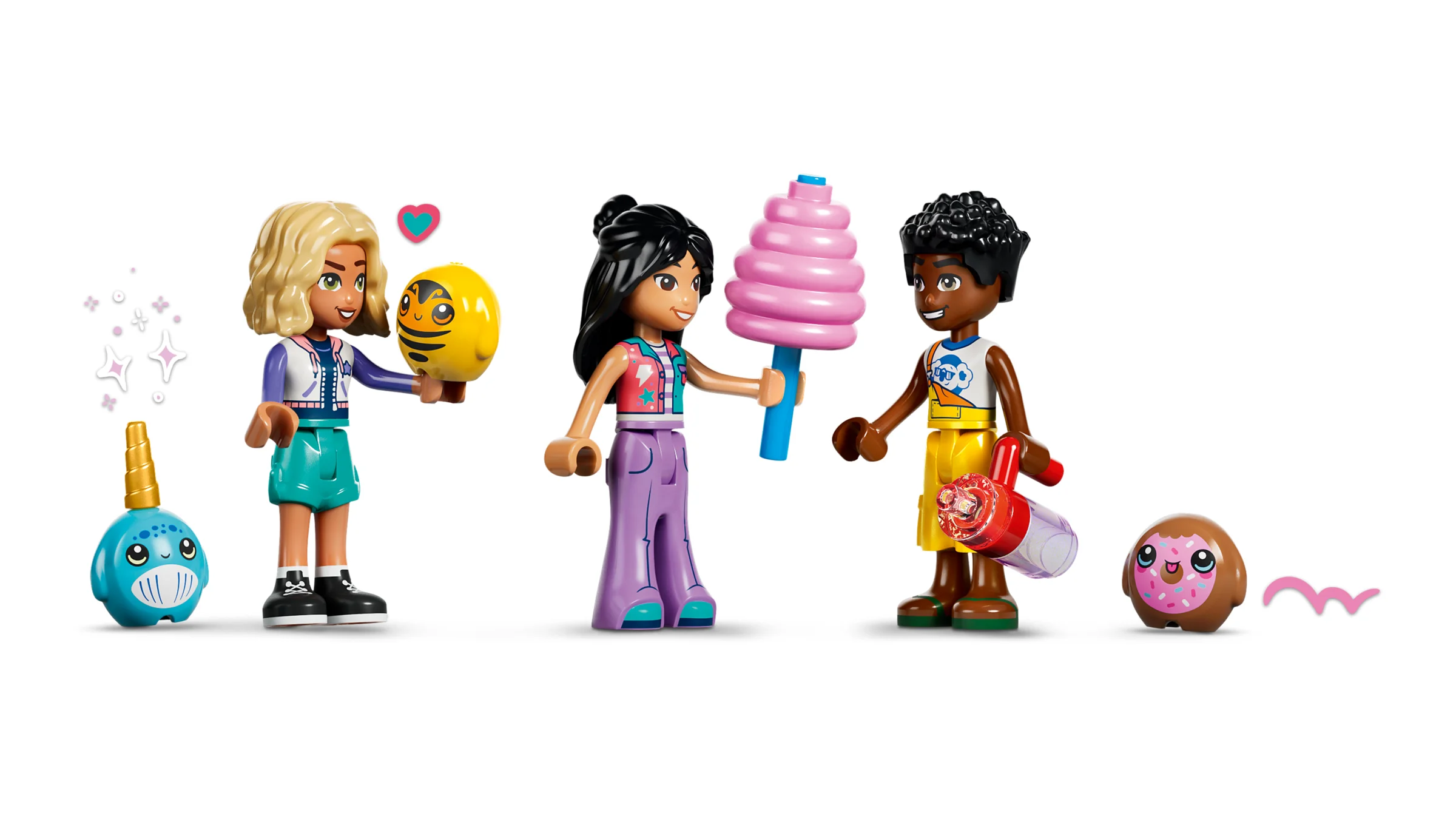 Prim plan cu minifigurinele LEGO Friends și accesoriile lor dulci: gogoși, vată de zahăr și acadele.