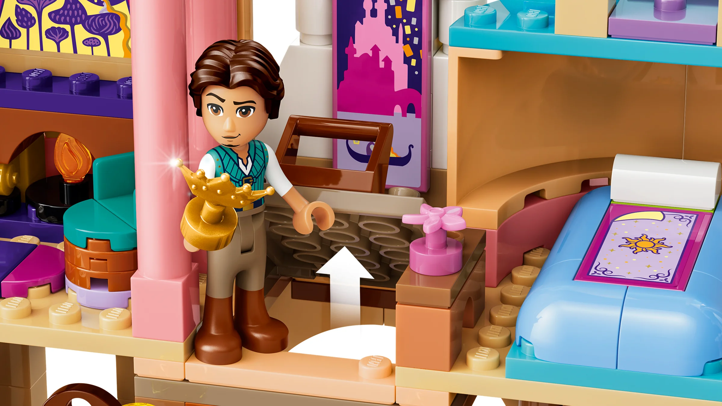 Flynn Ryder în castelul lui Rapunzel, cu o coroană strălucitoare în mână. Detaliile castelului sunt vizibile.