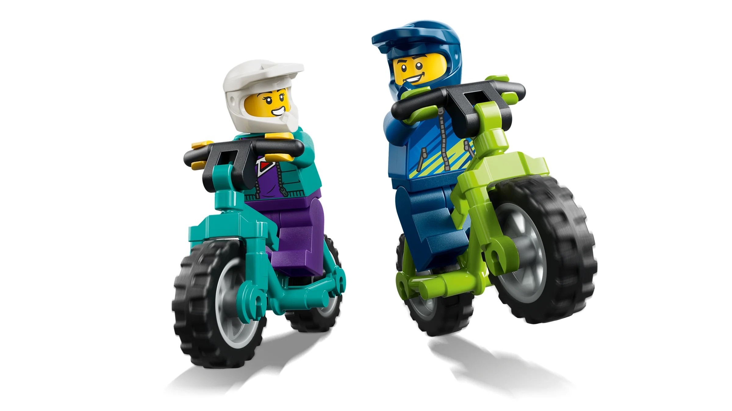 Două minifigurine pe biciclete de munte, gata de aventură. Bicicletele au culori vii.