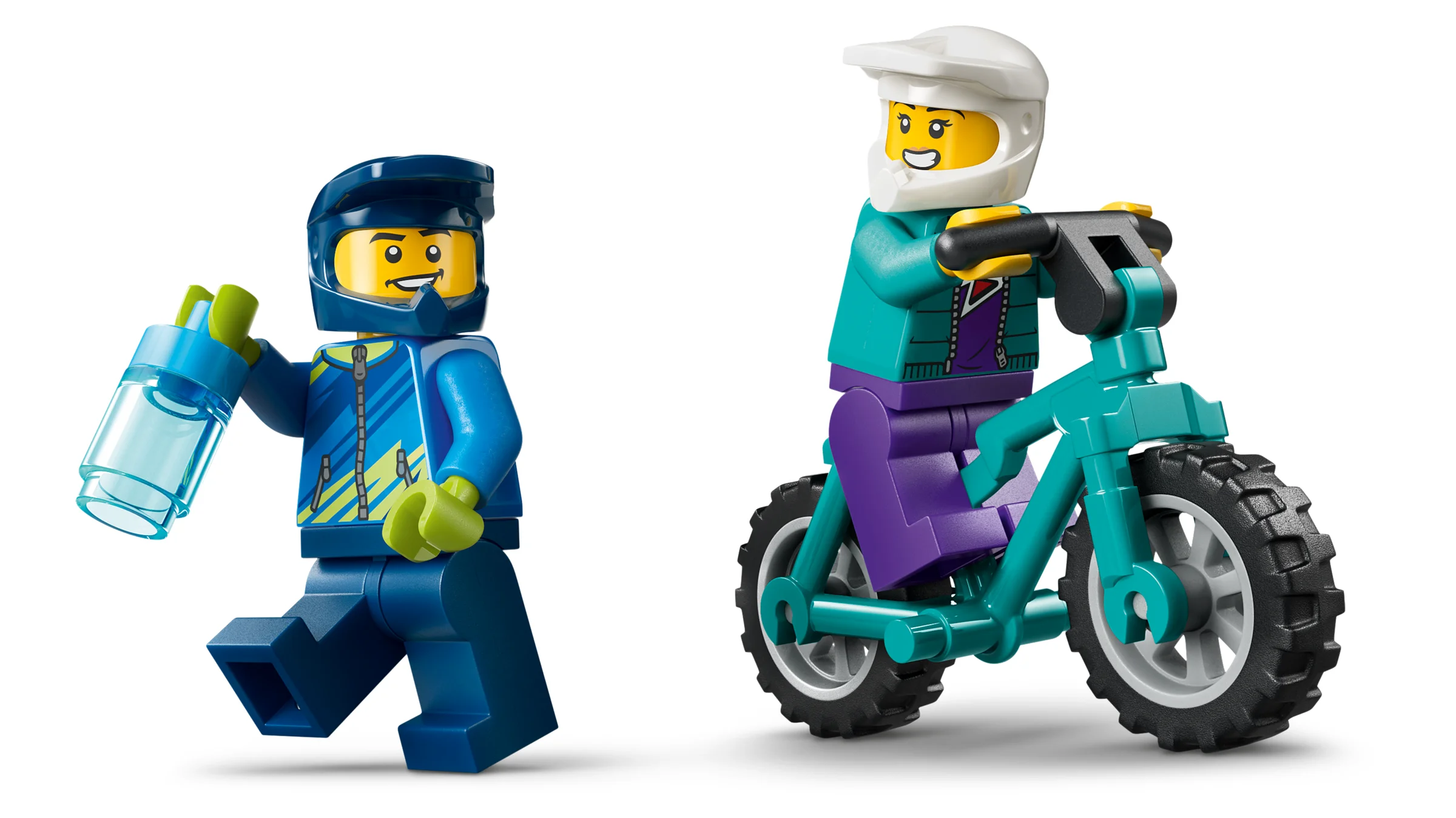 Prezintă două minifigurine LEGO cu bicicletă montană. Aventură pe două roți!
