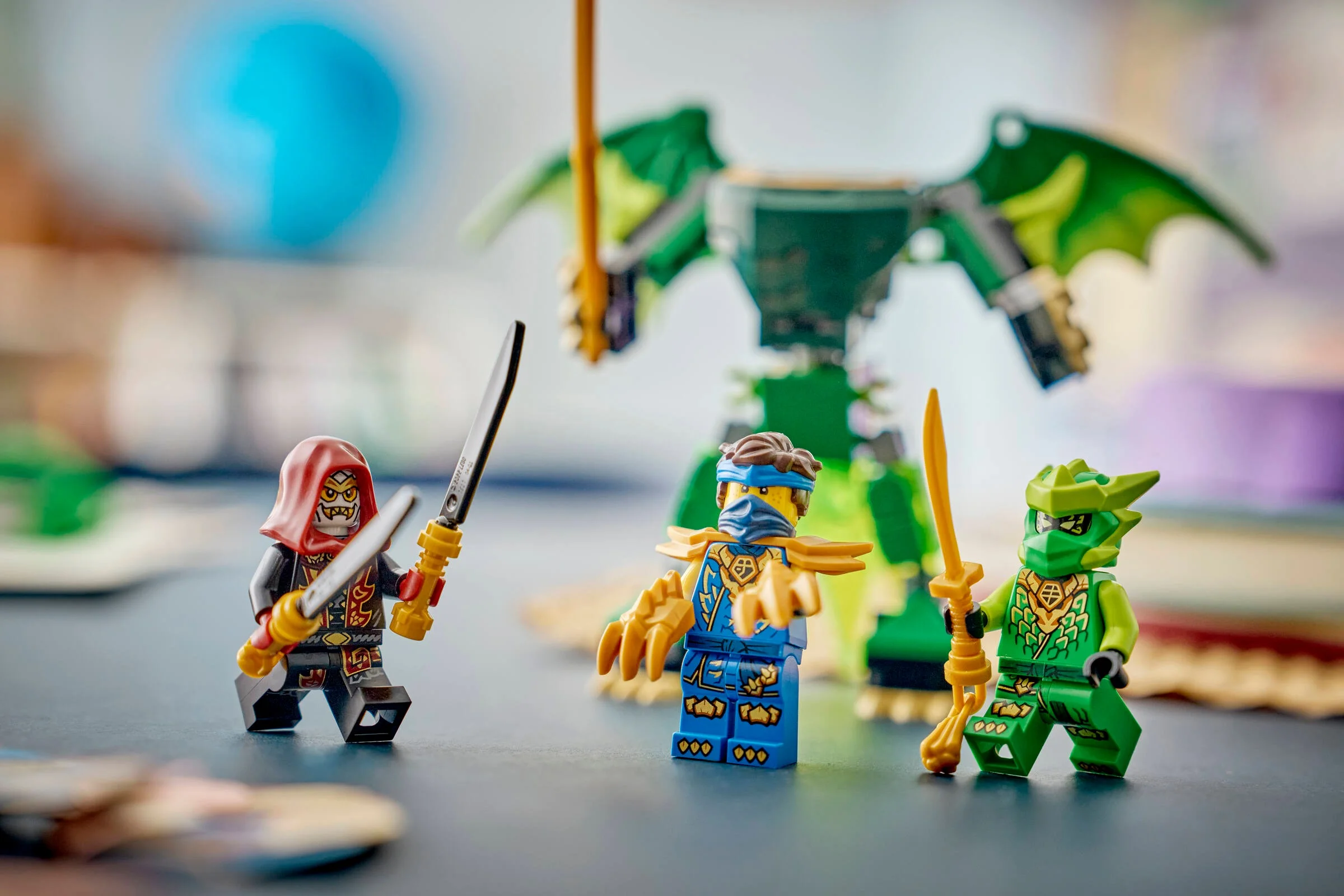 Imagine cu minifigurinele și dragonul mech din setul LEGO Ninjago 71862.