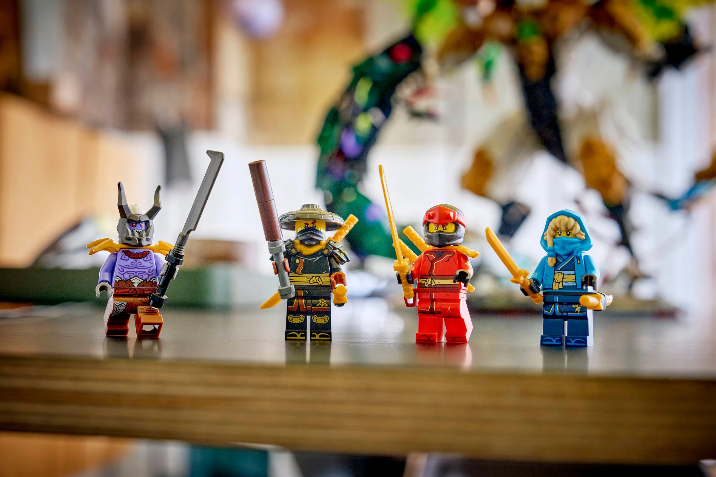 Imagine cu minifigurinele setului Ninjago 71872, incluzând Lord Ras, Arin, Kai și Sora.
