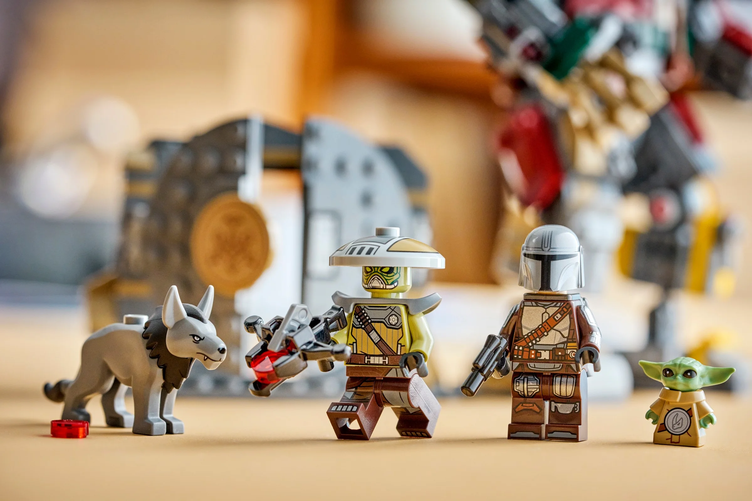 Prim-plan cu minifigurinele LEGO din setul 75451, inclusiv câinele și elemente din decor.