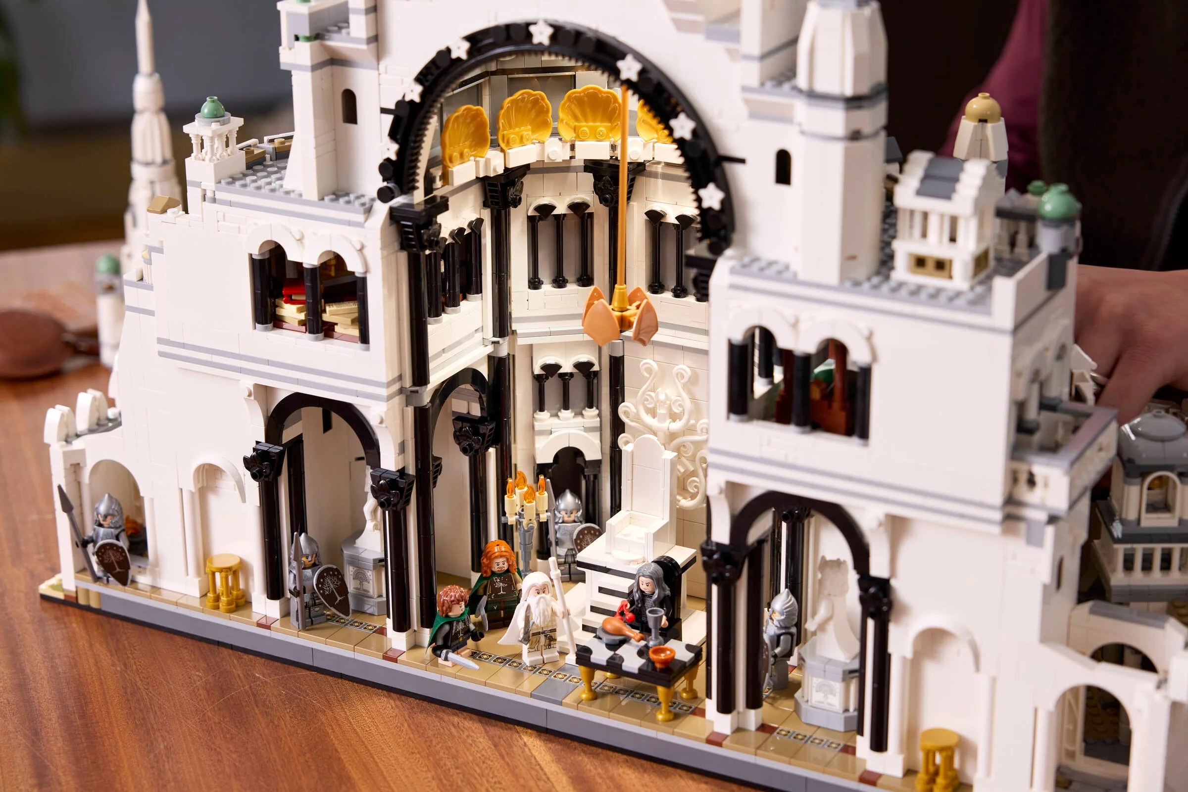 O imagine detaliată a interiorului cetății Minas Tirith, construită din LEGO.