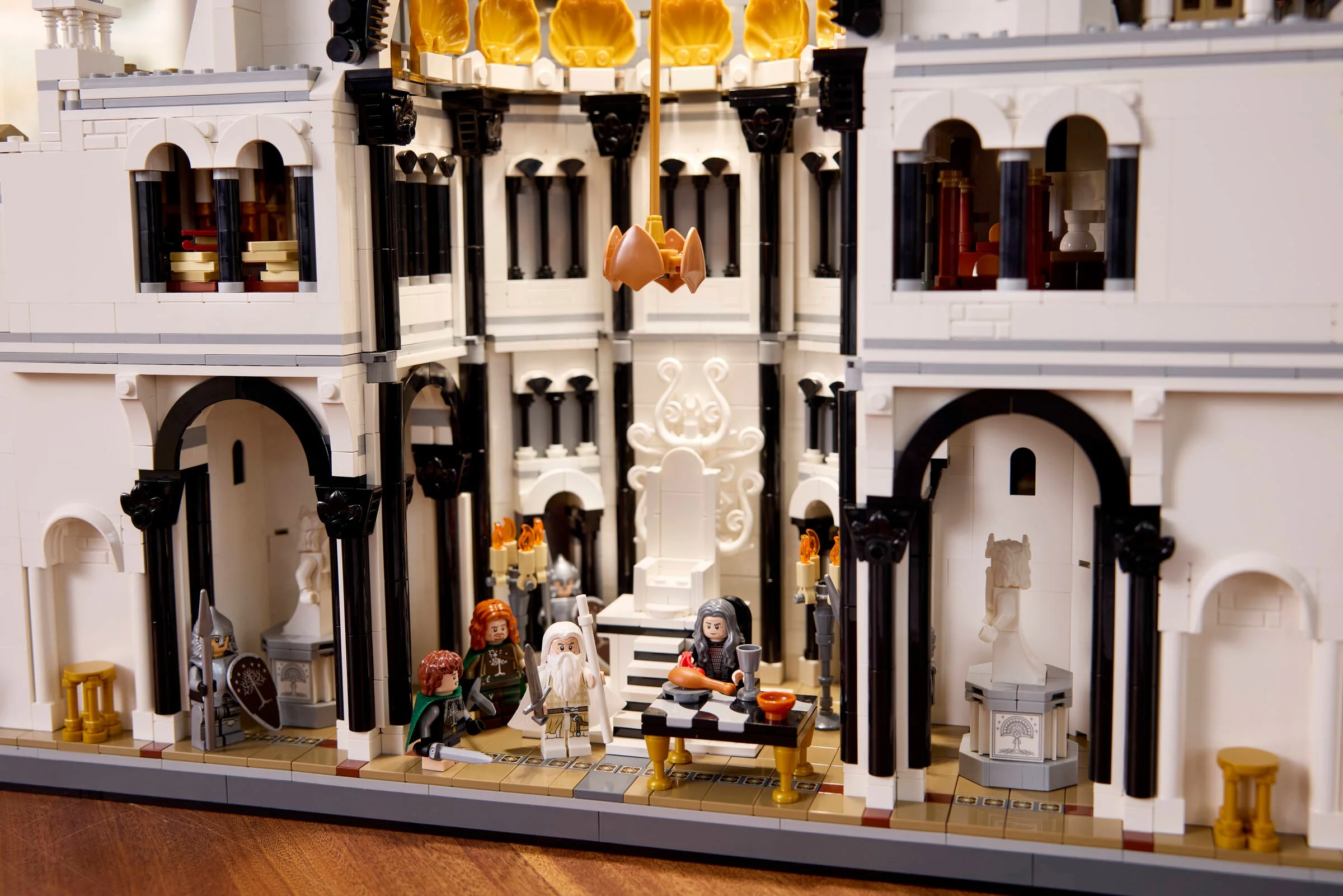 Interiorul complex al cetății Minas Tirith, cu minifigurine și detalii arhitecturale.