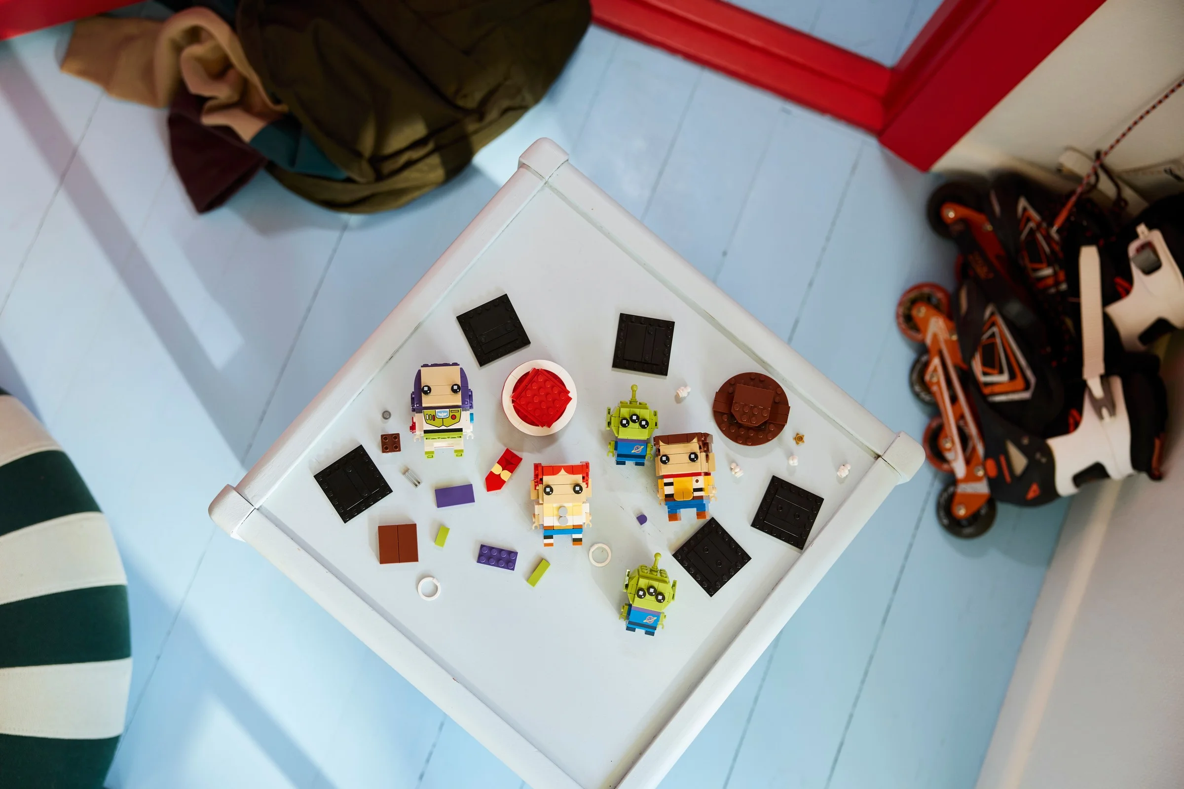 Imagine cu BrickHeadz Toy Story de pe o masă, prezentând personajele Buzz, Woody și extratereștrii.