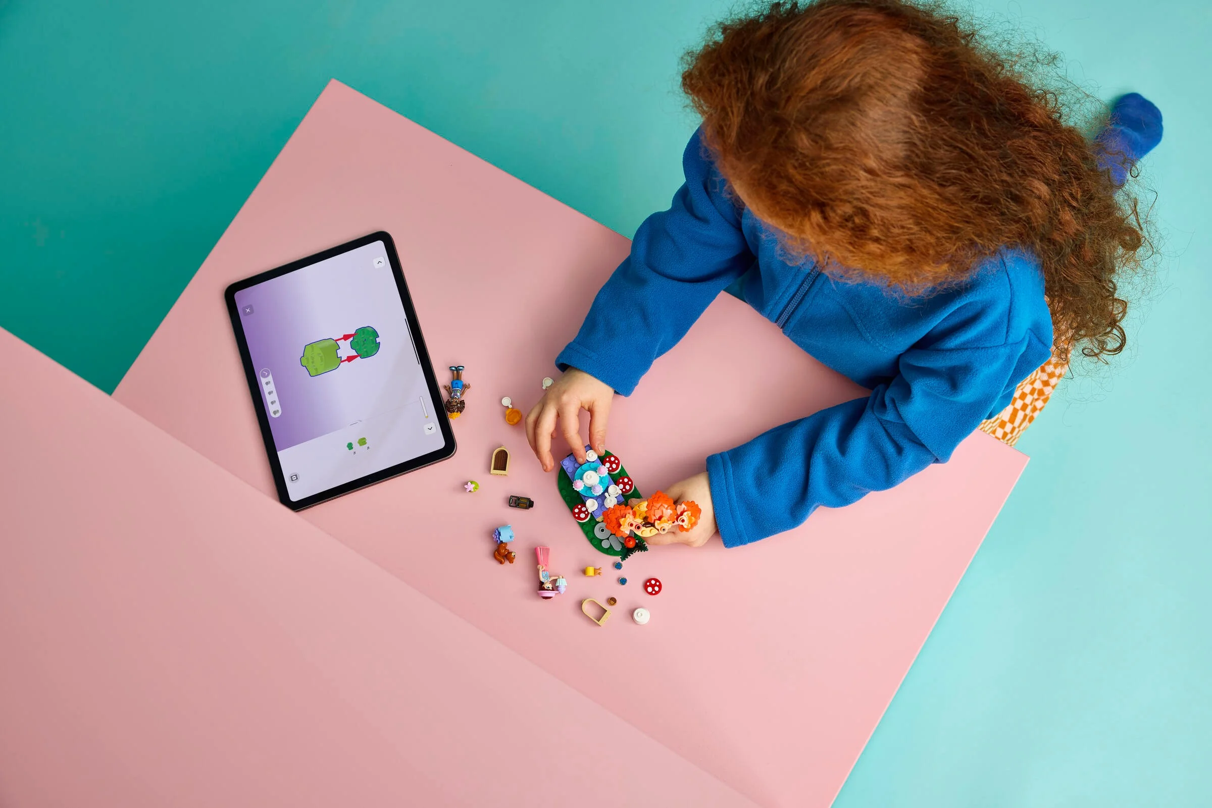 O fată construiește setul LEGO Friends 42690, urmând instrucțiunile de pe tabletă.