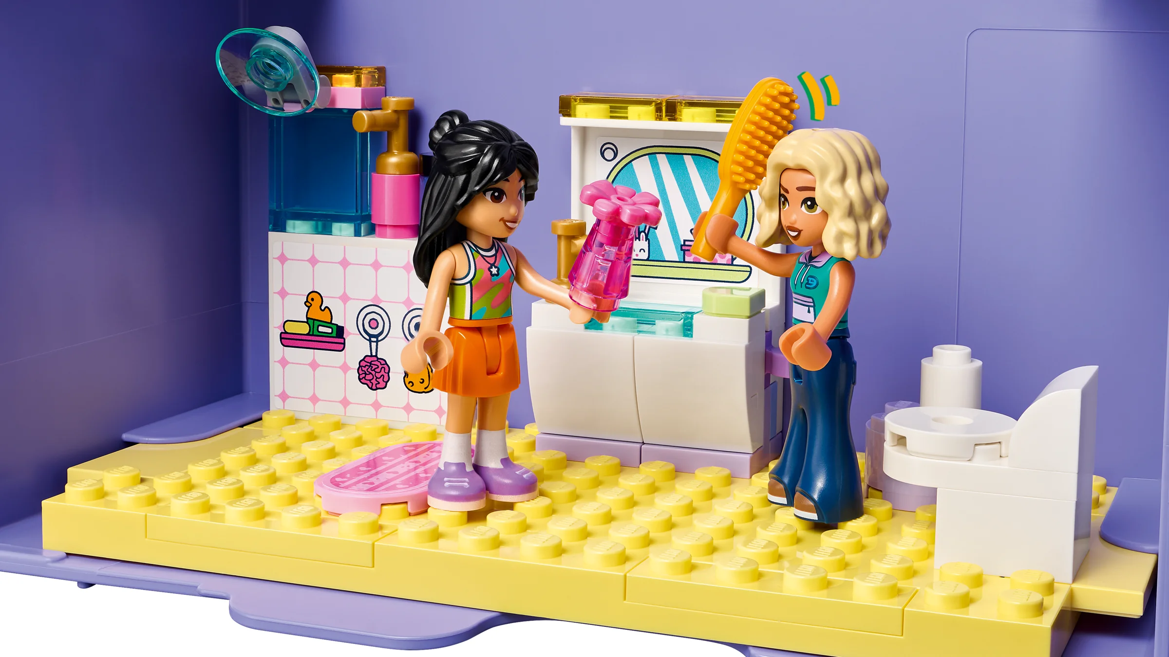 Două minifigurine LEGO Friends se pregătesc într-o baie din setul valiză. Foarte drăguț!