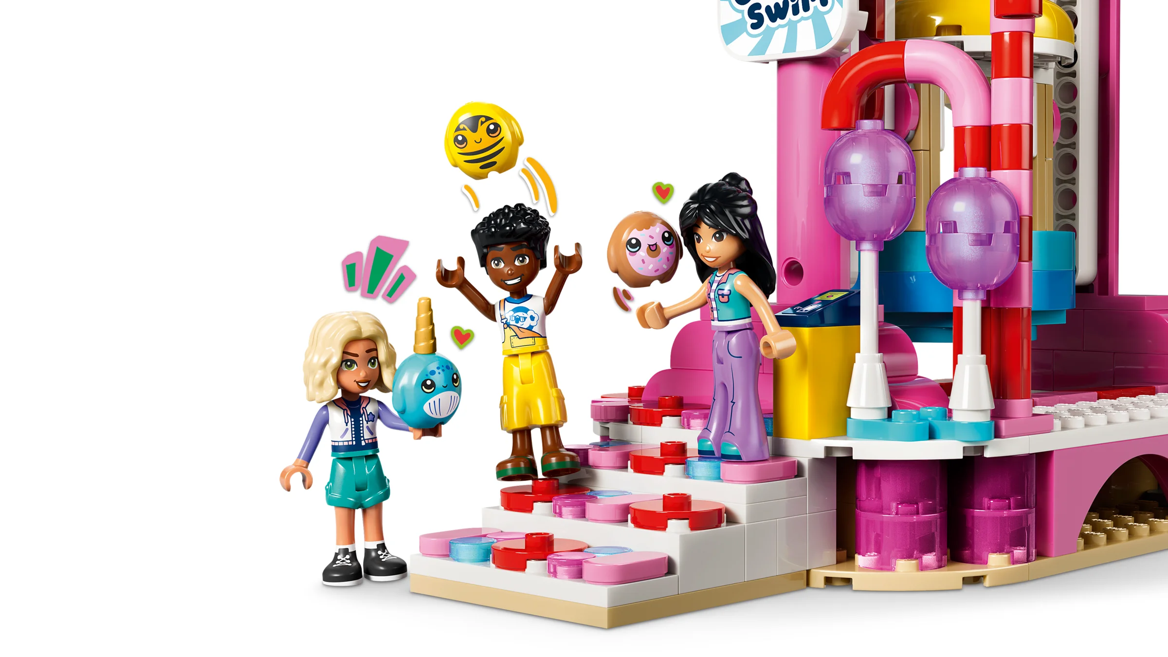 Imagine detaliată cu trei minifigurine LEGO Friends jucându-se la roata Ferris. Atmosferă veselă și colorată.