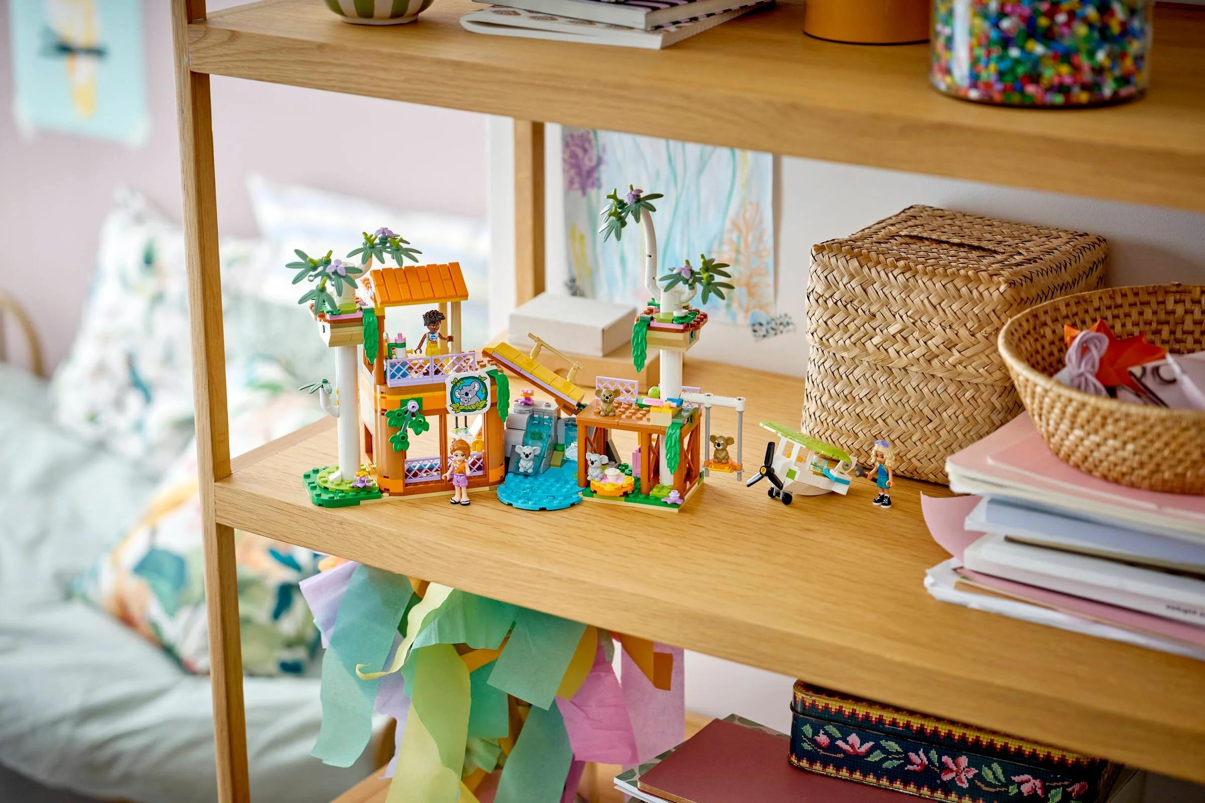 Setul LEGO Friends 42701, Habitat și Centru de Îngrijire pentru Koala, expus pe un raft de lemn.
