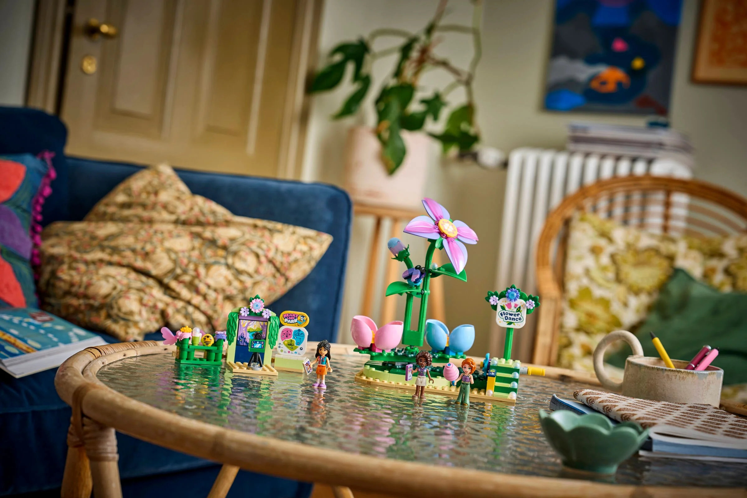 Setul LEGO Friends 42702 cu figurine și elemente de parc de distracții.