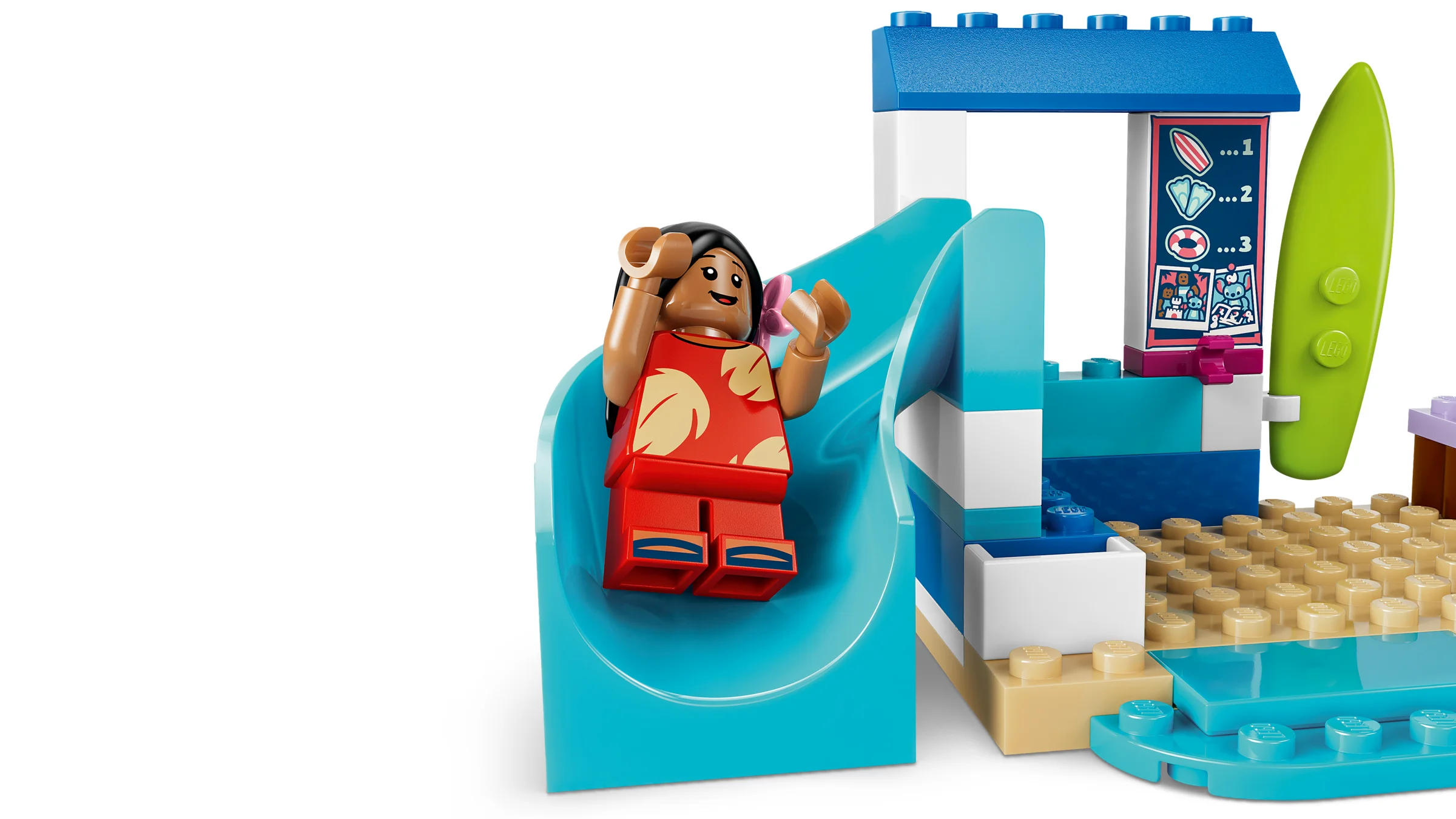 Lilo pe tobogan, cu un zâmbet larg, pe plaja LEGO din setul 43280. Distracție însorită!