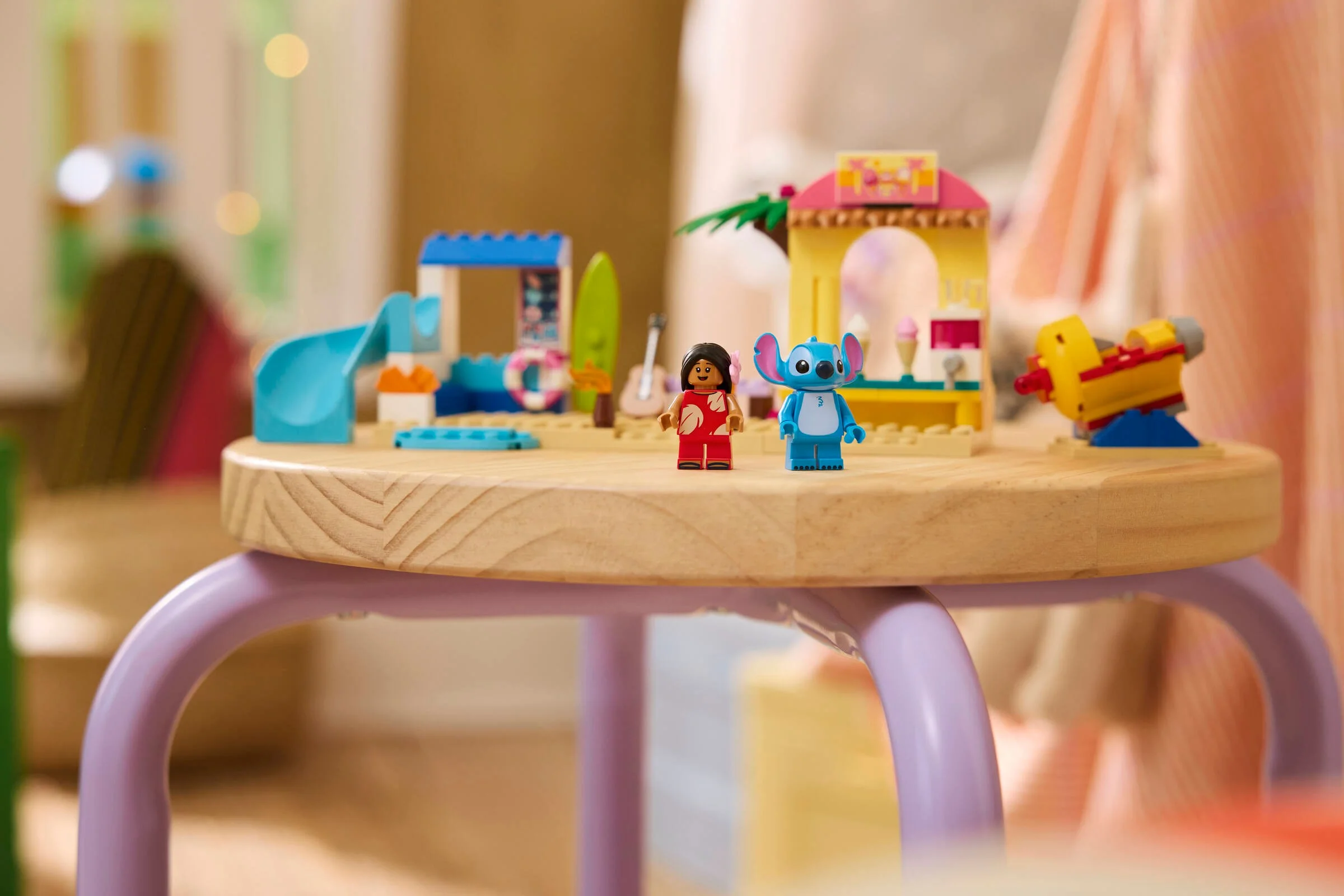 Scenă de plajă LEGO Lilo & Stitch. Include minifigurinele Lilo și Stitch.