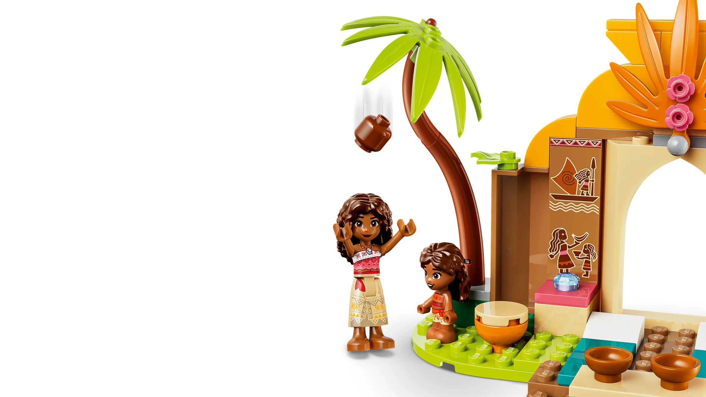 Moana și micuța Moana stau lângă casa lor din sat, lângă un palmier și detalii frumoase.