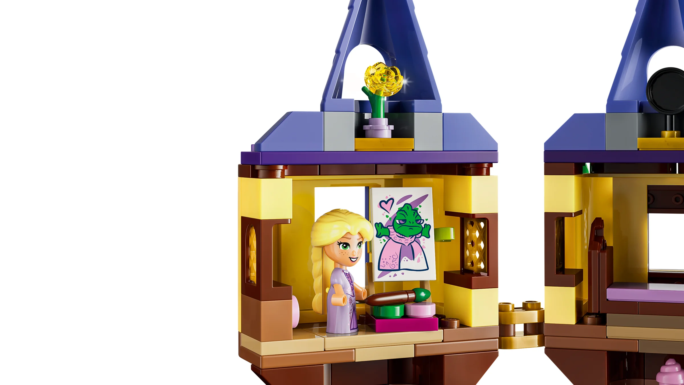 Prim-plan cu mini-turnul Rapunzel și mini-figurina. Se vede interiorul și pictura amuzantă.