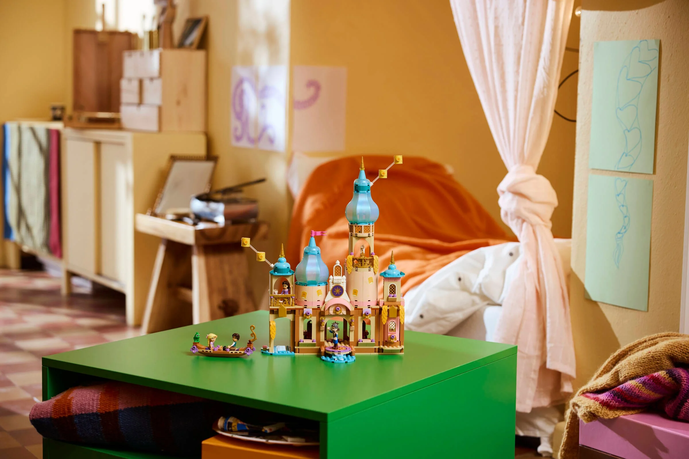 Imagine cu castelul Rapunzel (43297) într-un decor colorat de cameră.