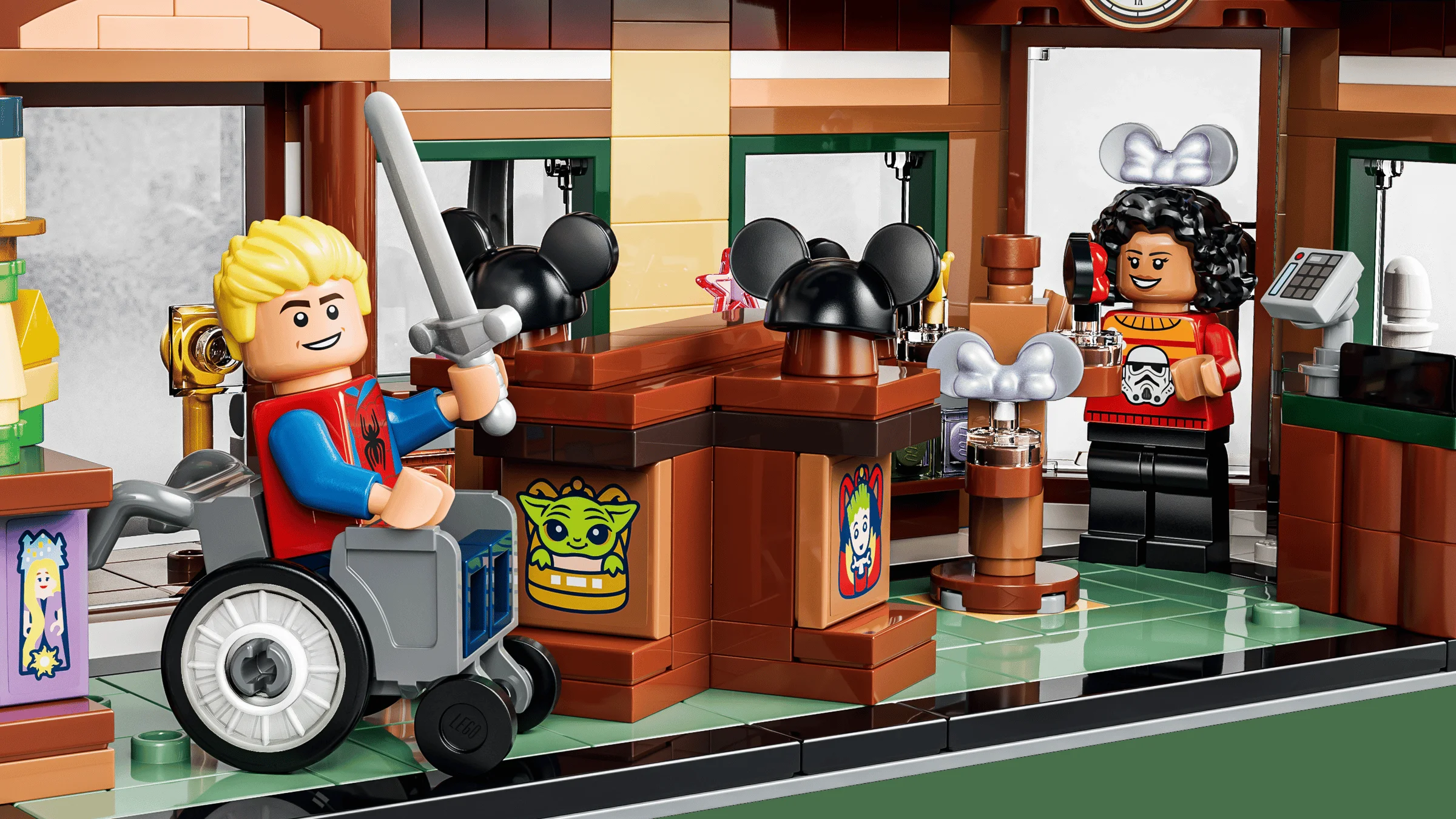 Imagine cu două minifigurine LEGO în interiorul unui magazin de pe Main Street, U.S.A.