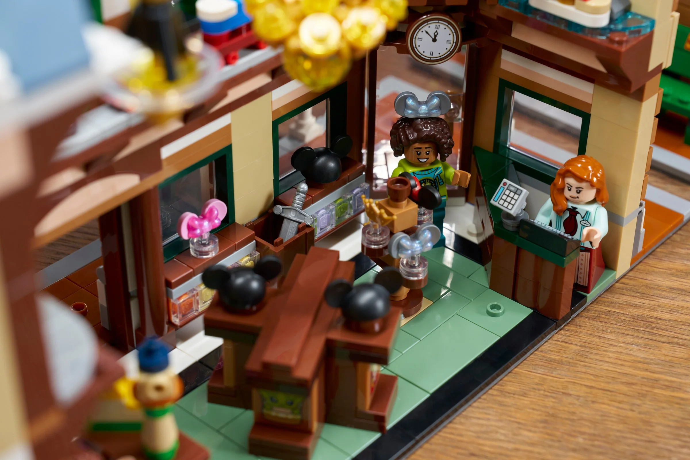 Interiorul magazinului de suveniruri din Main Street, U.S.A. cu minifigurine LEGO.