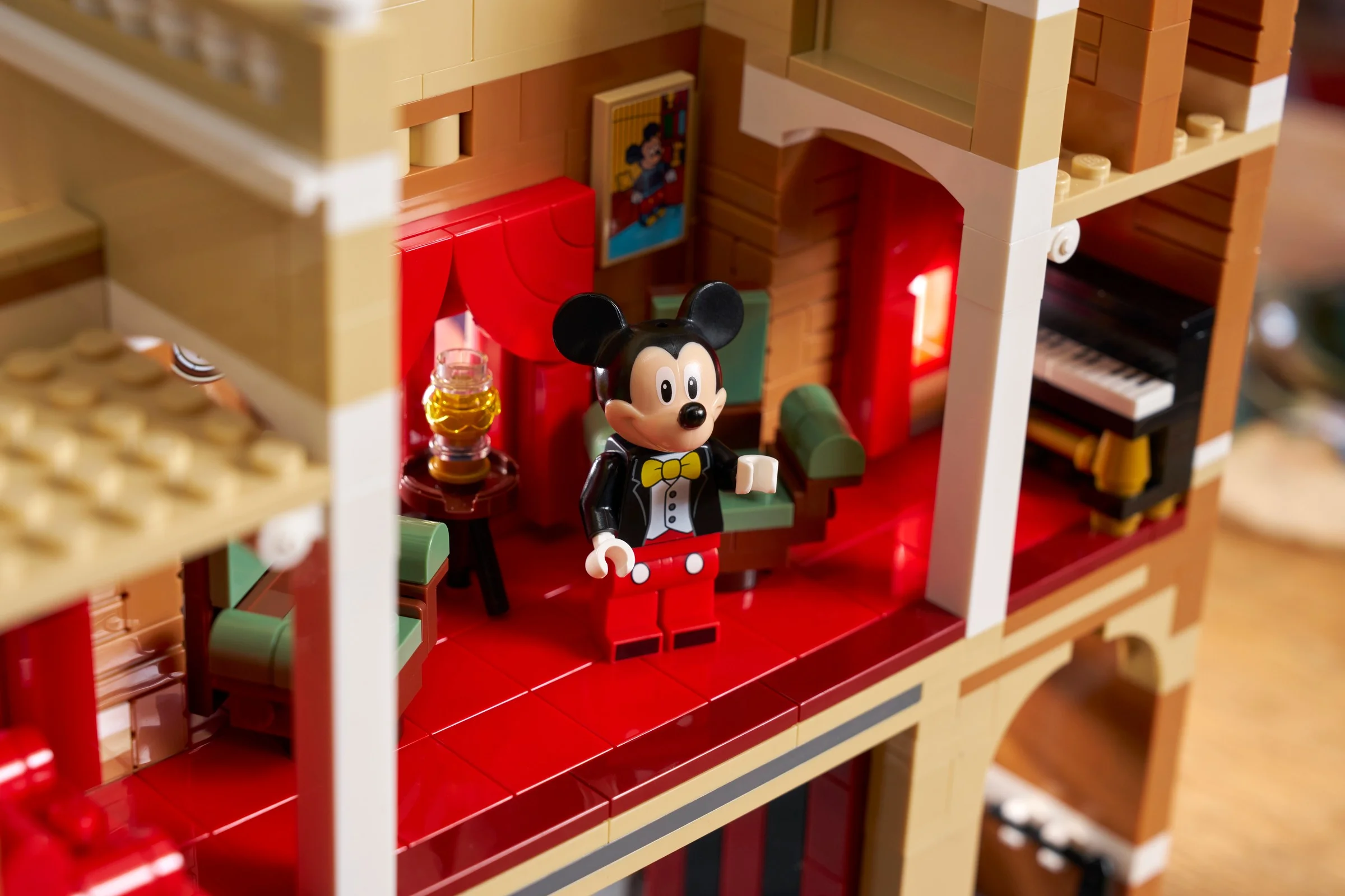 O scenă din LEGO Main Street, U.S.A. cu minifigurina Mickey Mouse în interiorul clădirii.