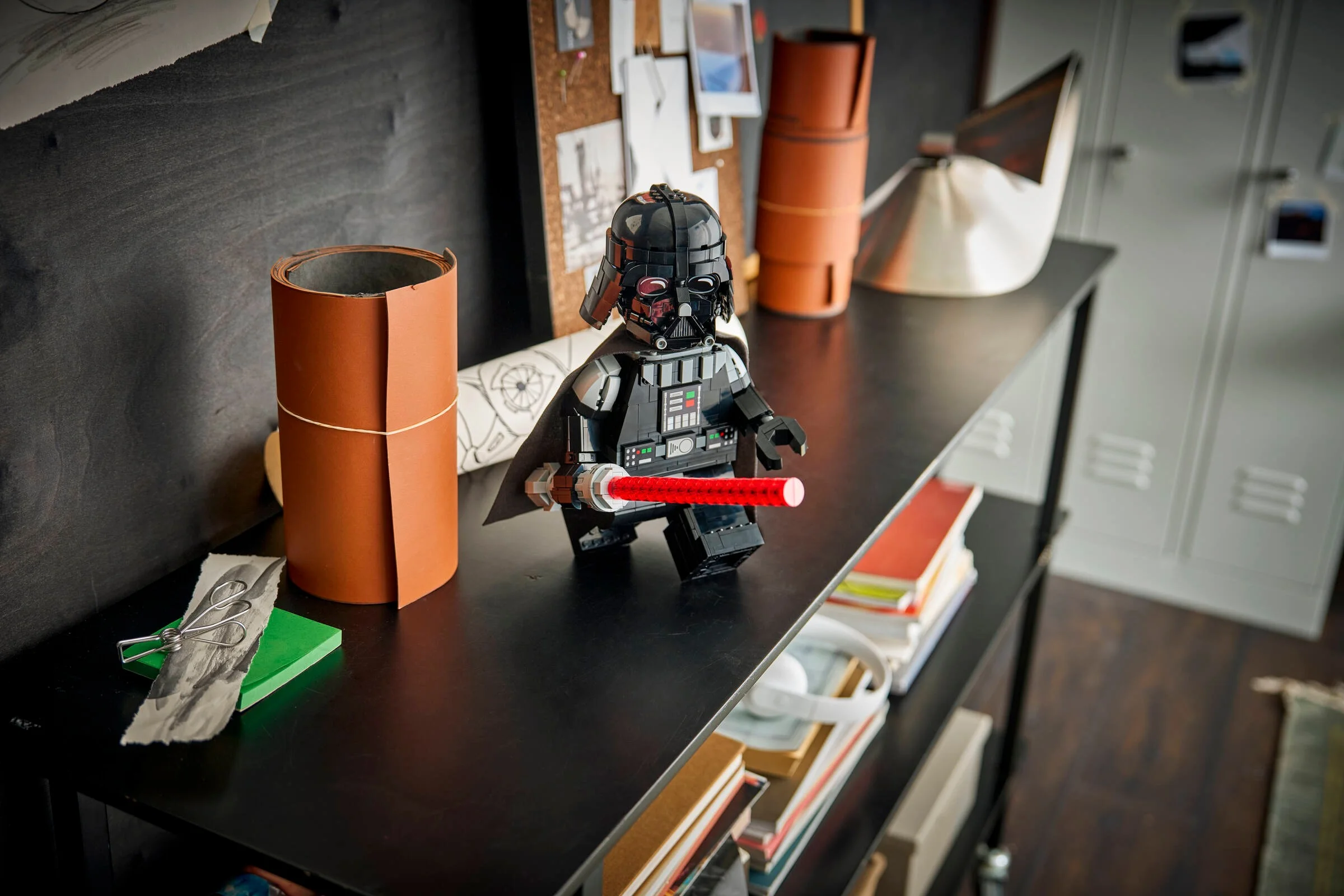 Darth Vader LEGO mărit pe o etajeră neagră, cu detalii ale modelului și ale mediului înconjurător.