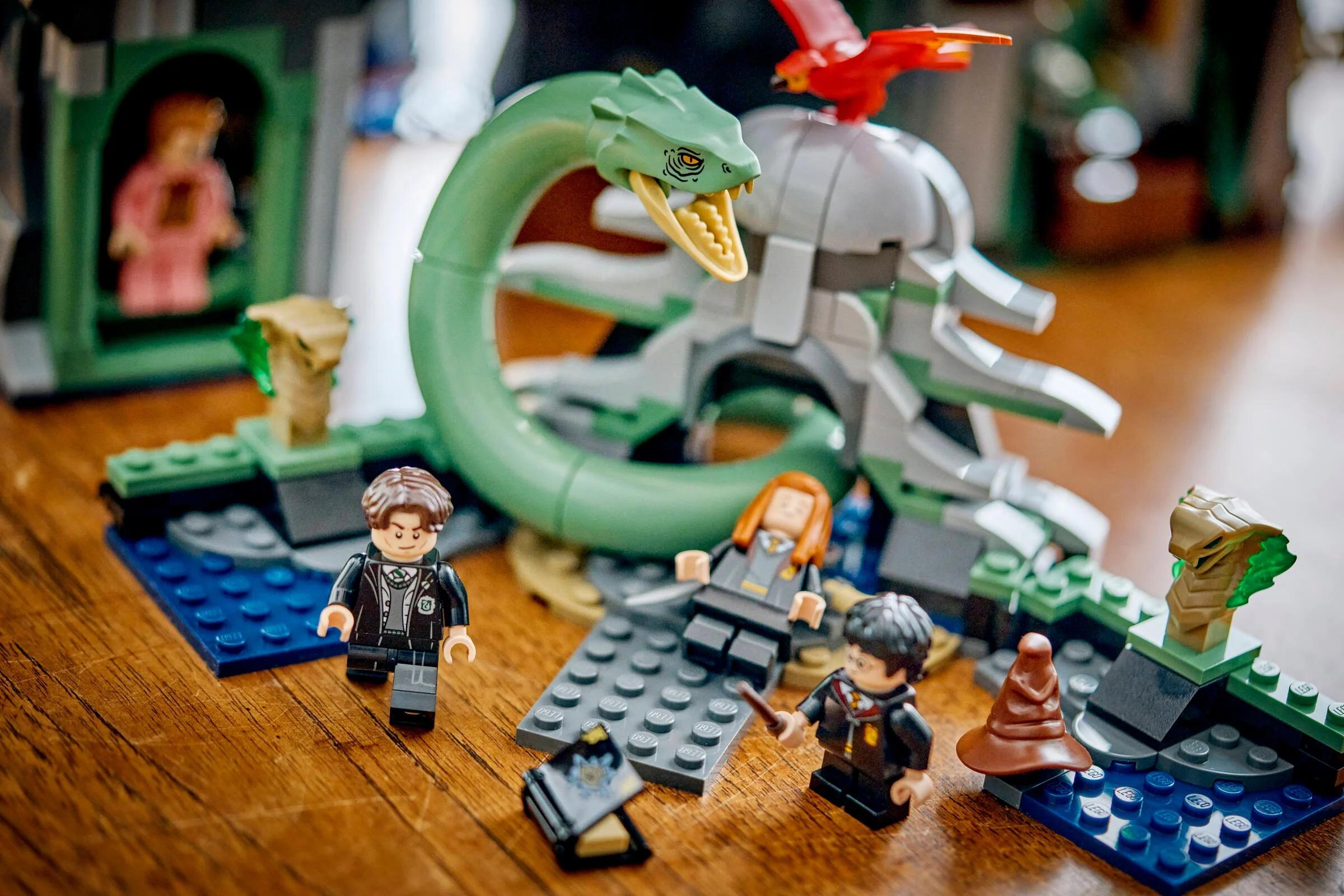 Imagine cu minifigurine și detalii ale setului Lego 76473, cu șarpe, Filius Flitwick și alte elemente.
