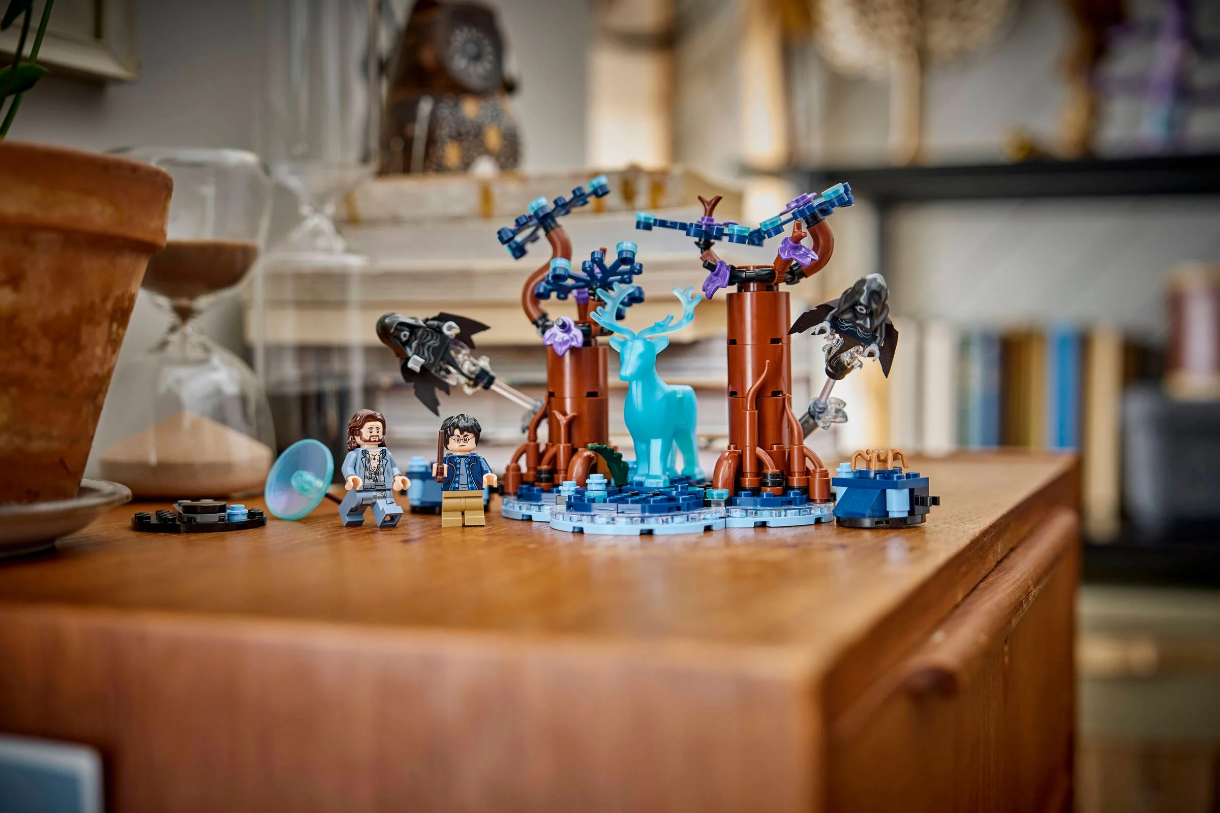 Setul LEGO 76475 Pădurea Interzisă: Expecto Patronum cu minifigurinele Harry și Lupin.