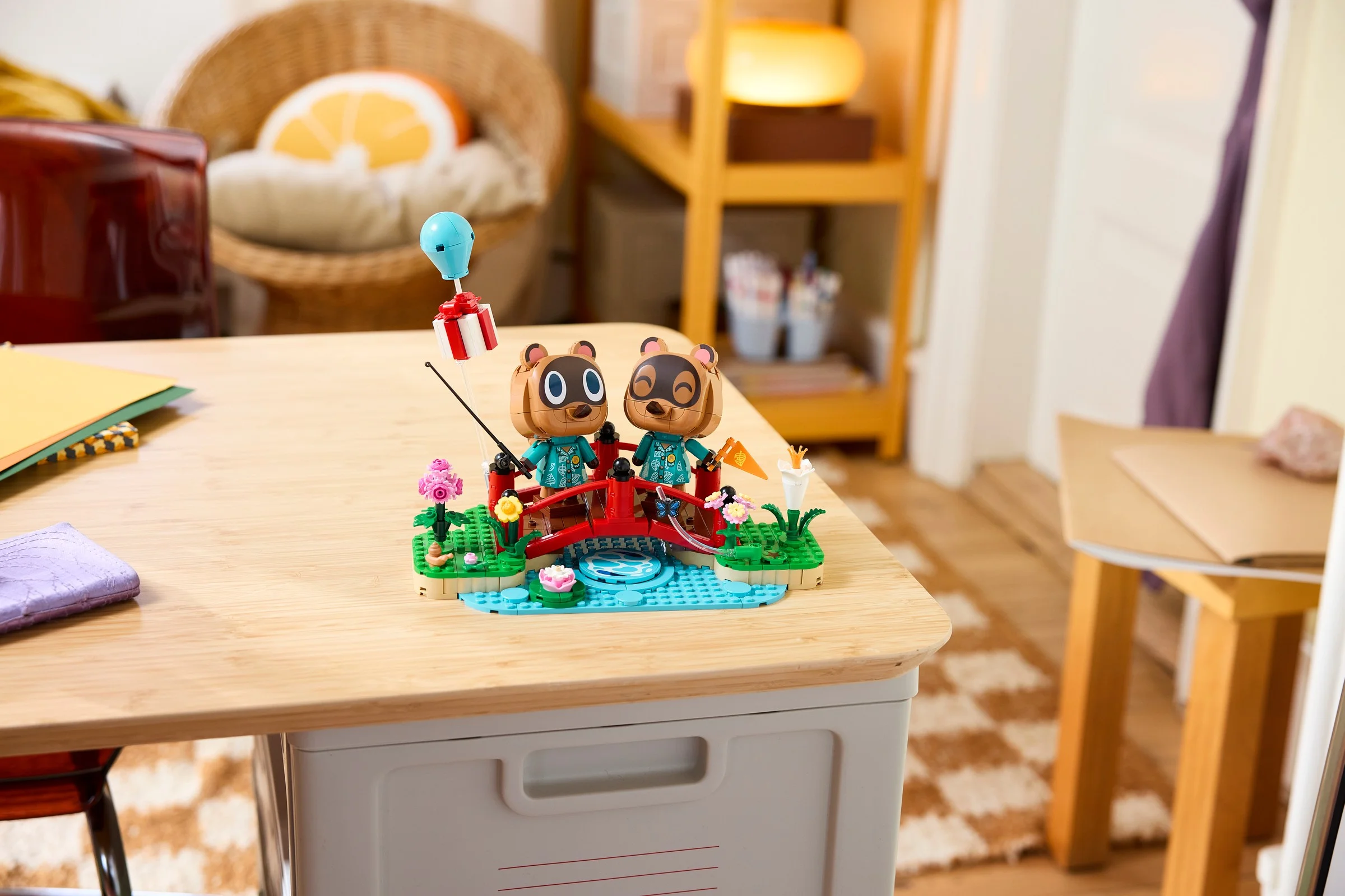 Setul LEGO Animal Crossing: Timmy și Tommy la pescuit, o dioramă minunată.